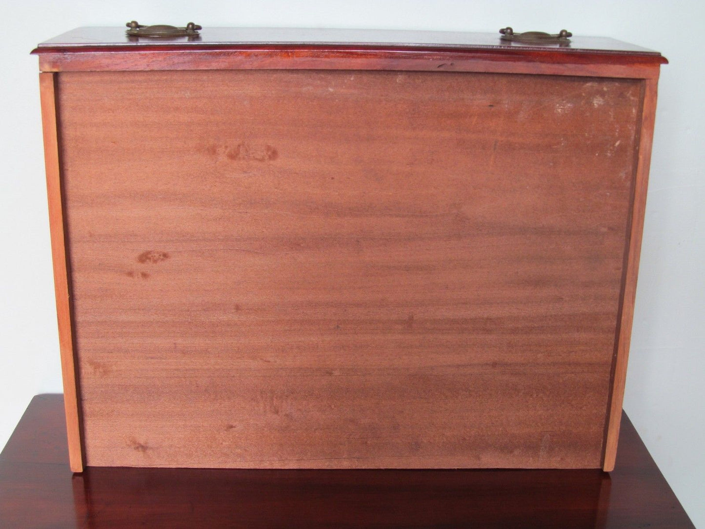 EXCEPTIONALLY FINE SOLID MAHOGANY SHERATON LINGERIE CHEST WITH PINEAPPLE COLUMNS