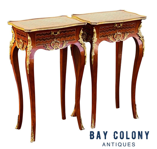 20TH C LOUIS XV ANTIQUE STYLE PAIR OF FRENCH PARQUETRY NIGHT STANDS / END TABLES