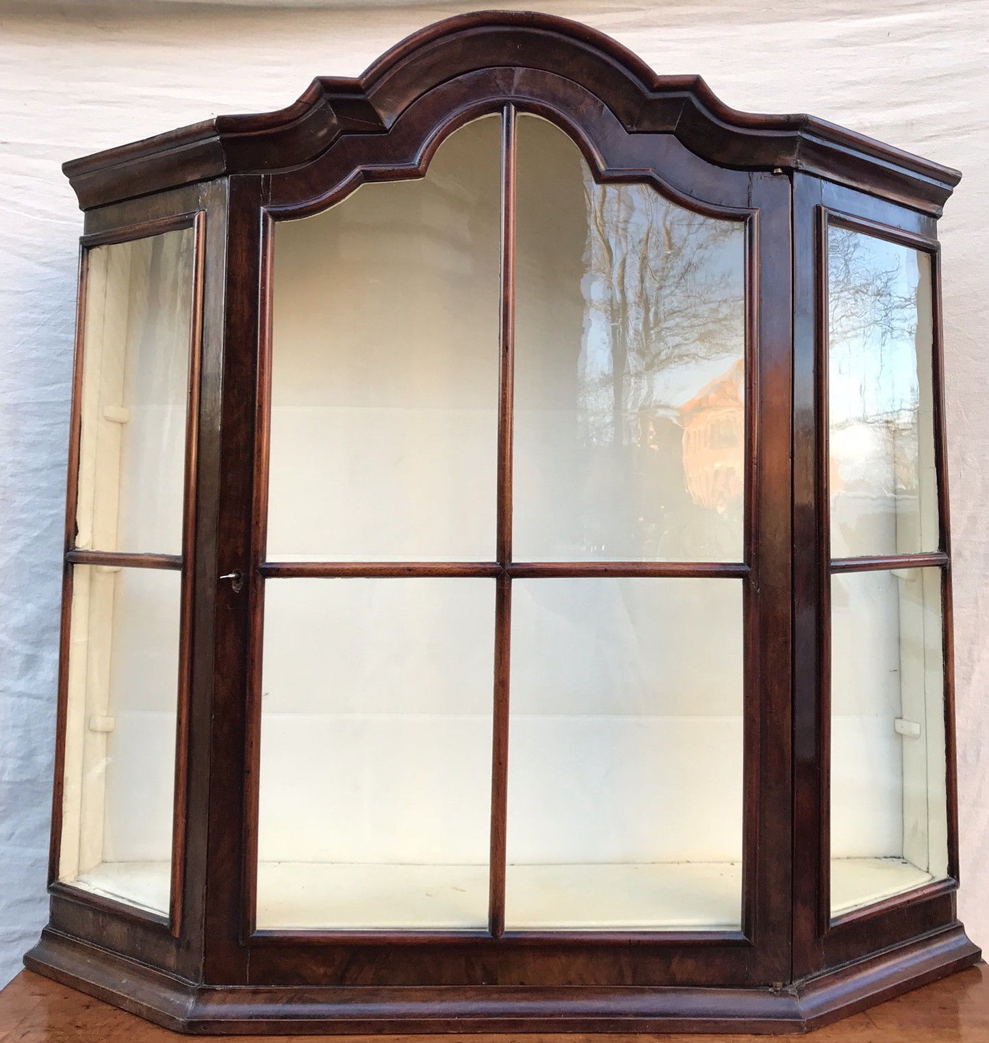 18TH CENTURY WILLIAM & MARY PERIOD WALL CABINET VITRINE W/TOMBSTONE BONNET