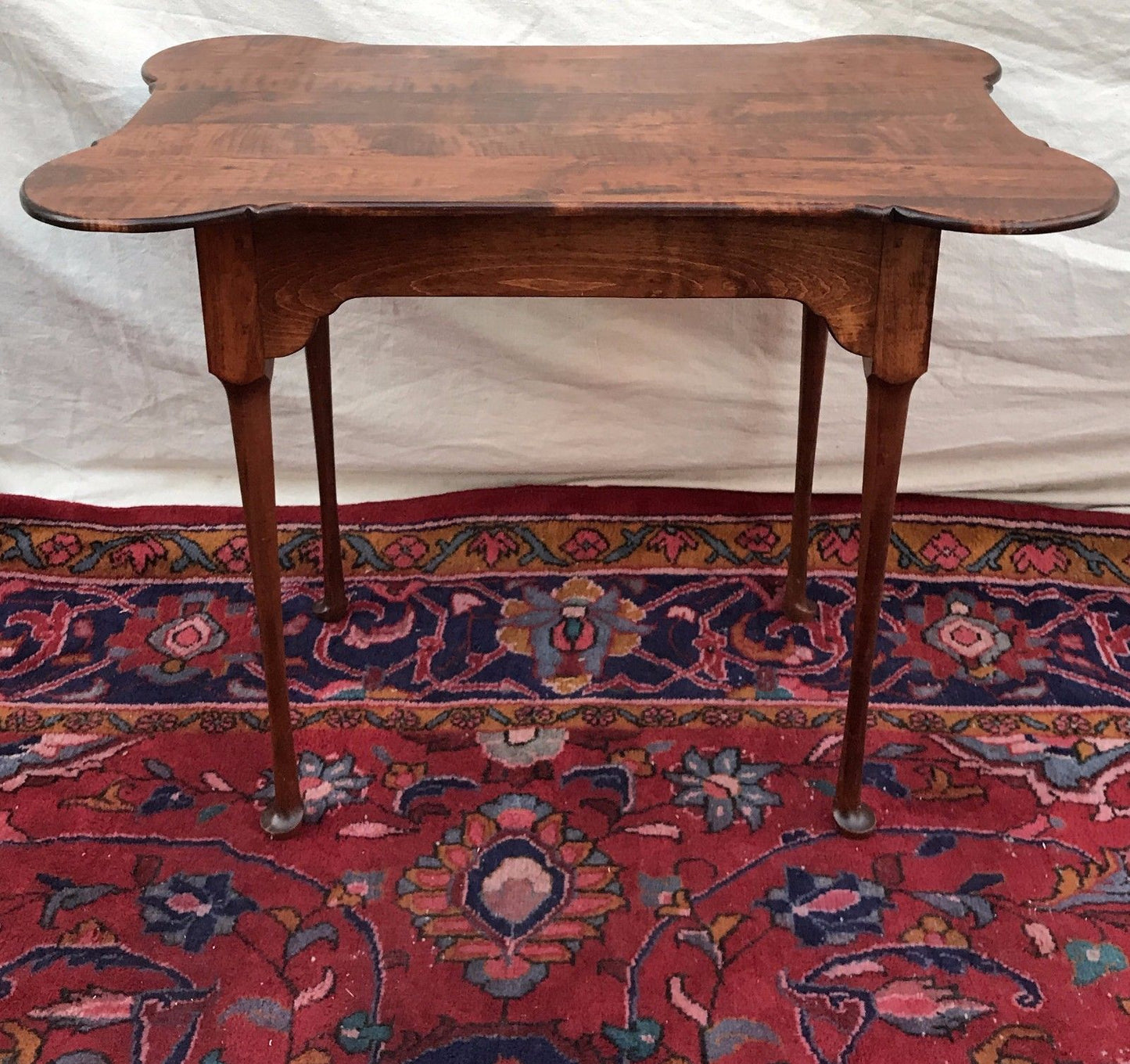 SOLID TIGER MAPLE QUEEN ANNE STYLED PORRINGER TOPPED TEA TABLE