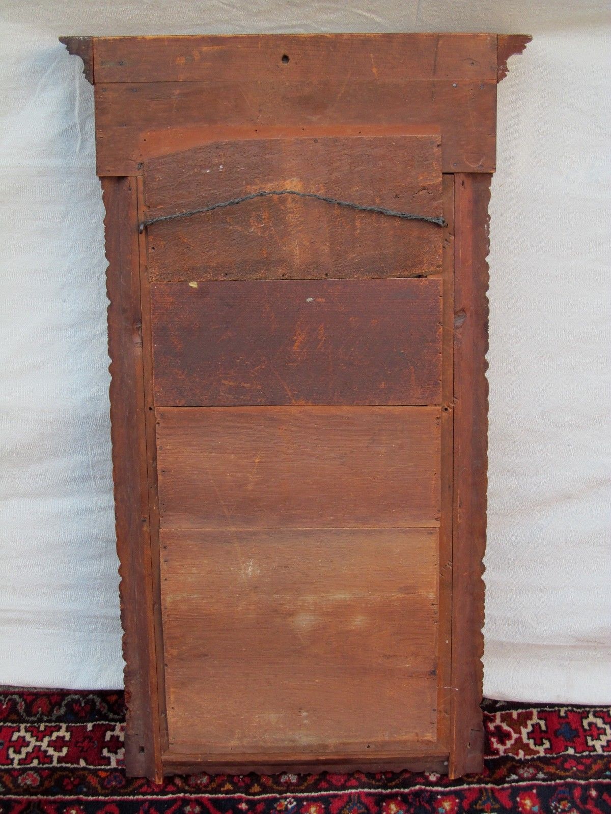 FEDERAL PERIOD REVERSE PAINTED DECORATIVE MIRROR IN CARVED MAHOGANY FRAME