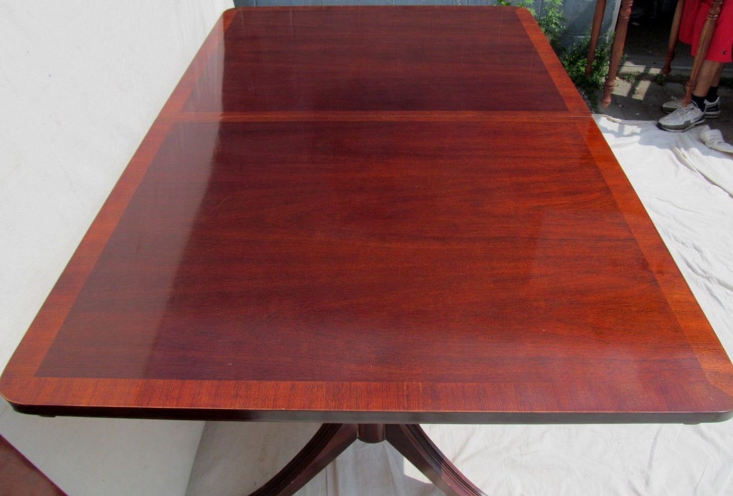 FEDERAL STYLE MAHOGANY CROSS BANDED INLAID DINING ROOM TABLE WITH SINGLE LEAF