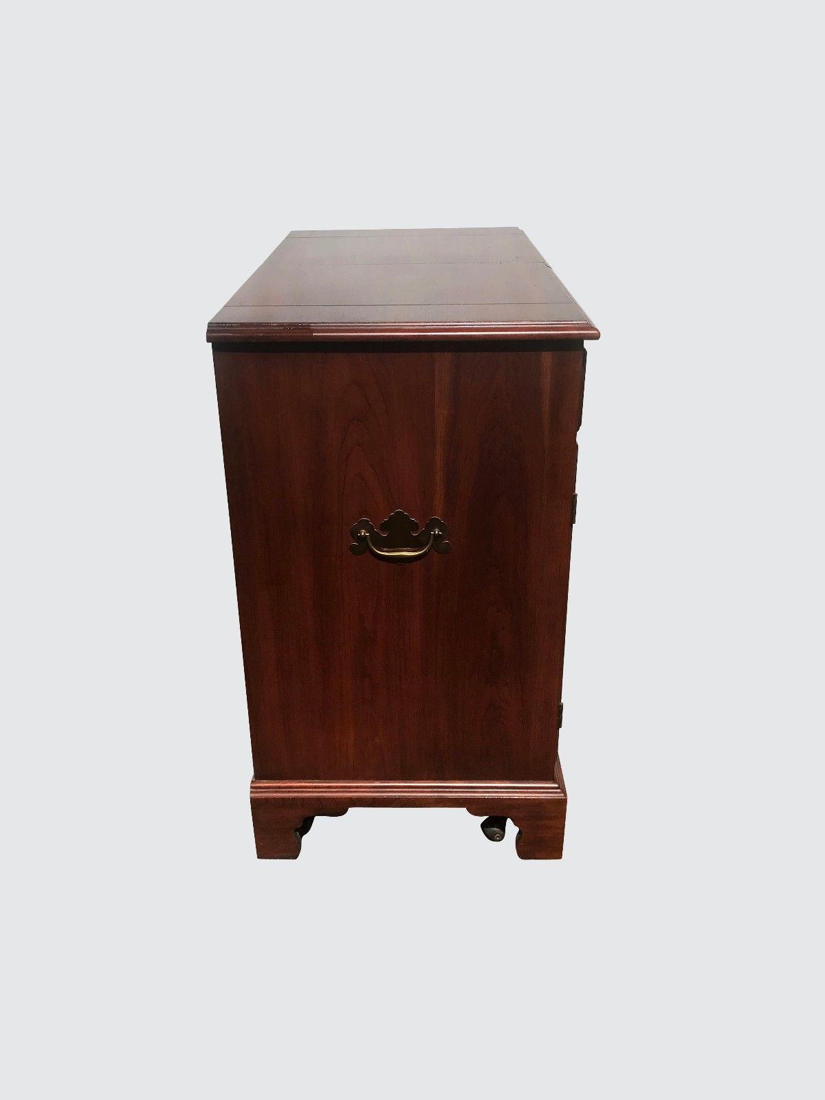HENKEL & HARRIS MAHOGANY CHIPPENDALE STYLED FLIP TOPS BAR IN GREAT CONDITION