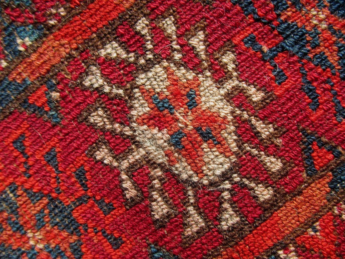 EXCELLENT ANTIQUE TEKKE BOHKARA ESTATE CARPET WITH SOFT MUTED COLORWAY
