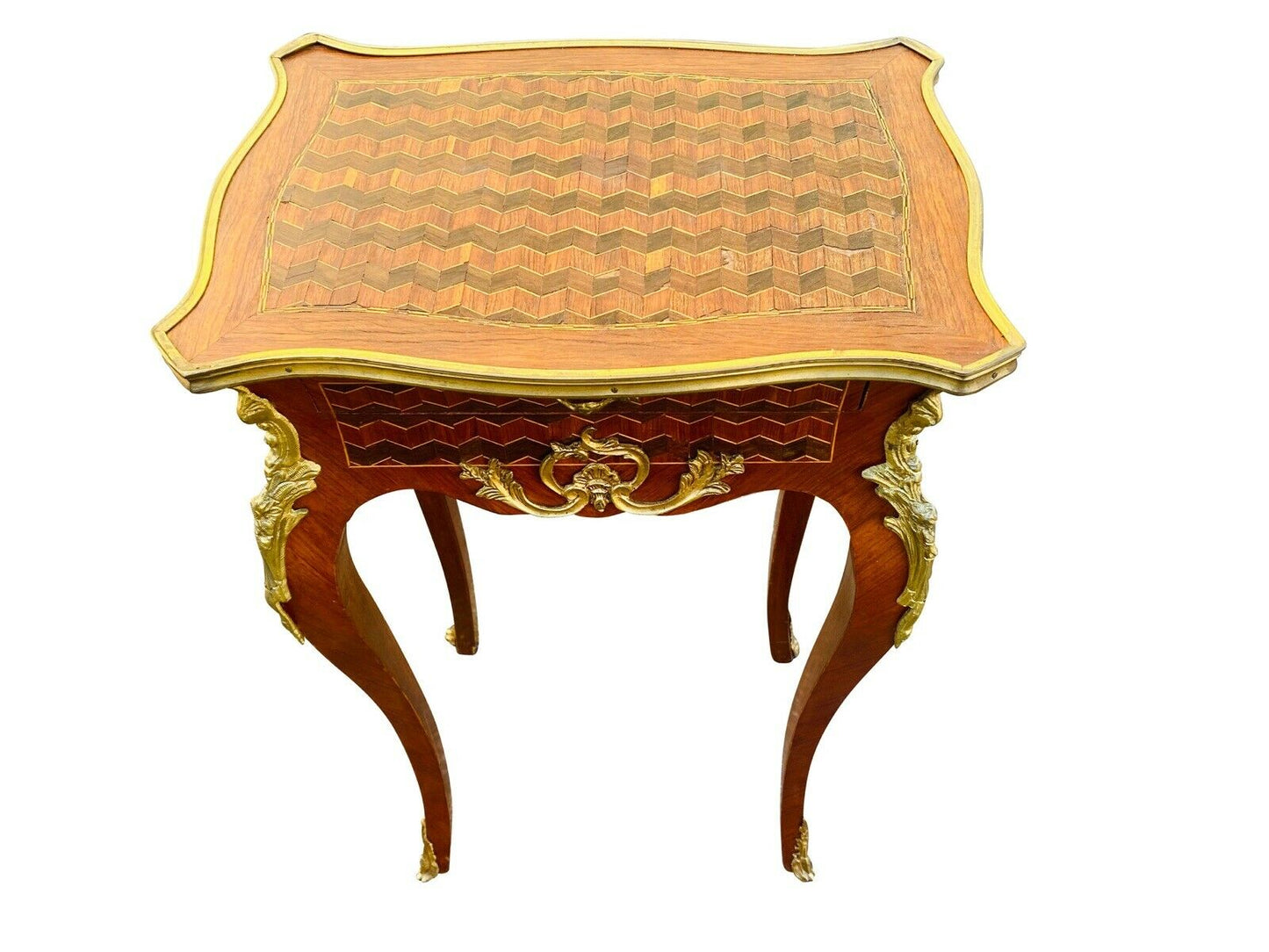 20TH C LOUIS XV ANTIQUE STYLE PAIR OF FRENCH PARQUETRY NIGHT STANDS / END TABLES