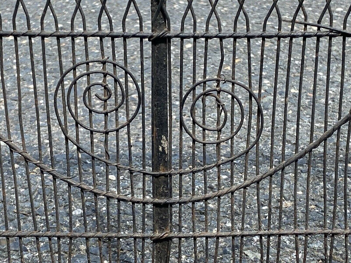 18TH C ANTIQUE FEDERAL PERIOD BRASS & IRON WIRE WORK FENDER ~ 46 3/4” WIDE
