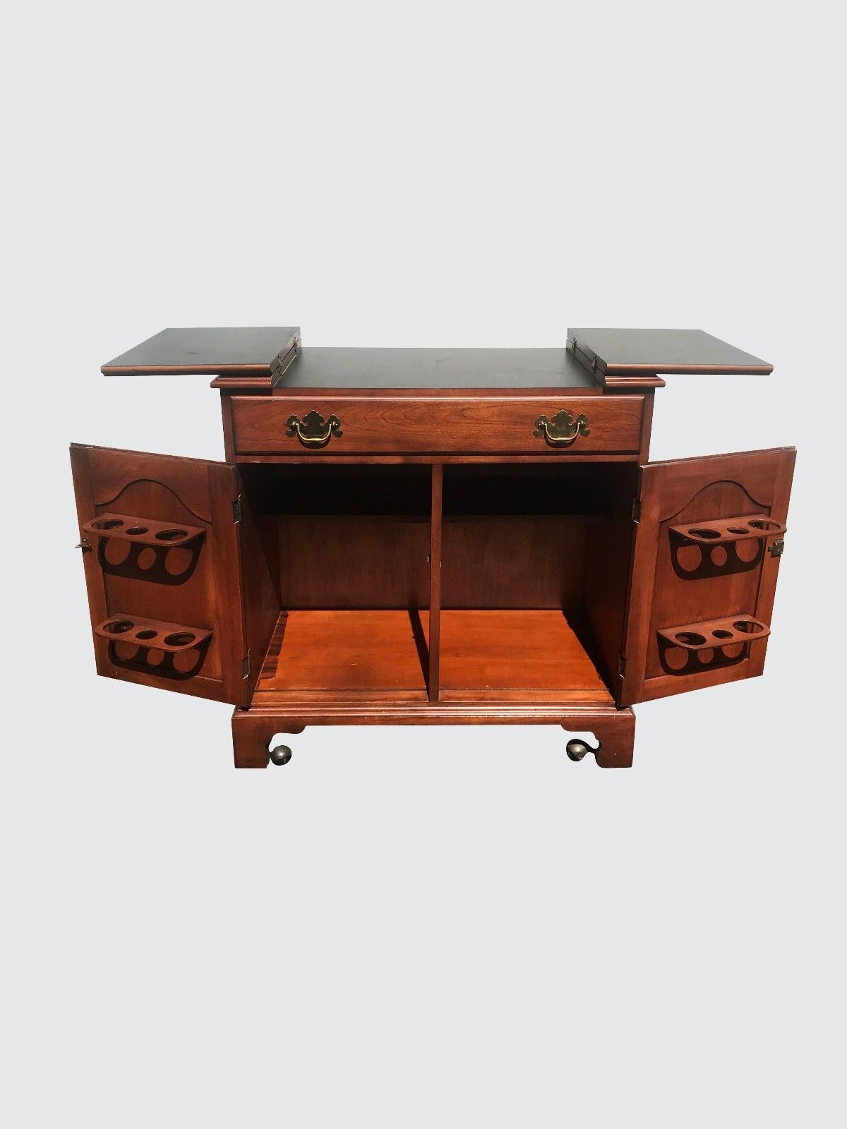 HENKEL & HARRIS MAHOGANY CHIPPENDALE STYLED FLIP TOPS BAR IN GREAT CONDITION