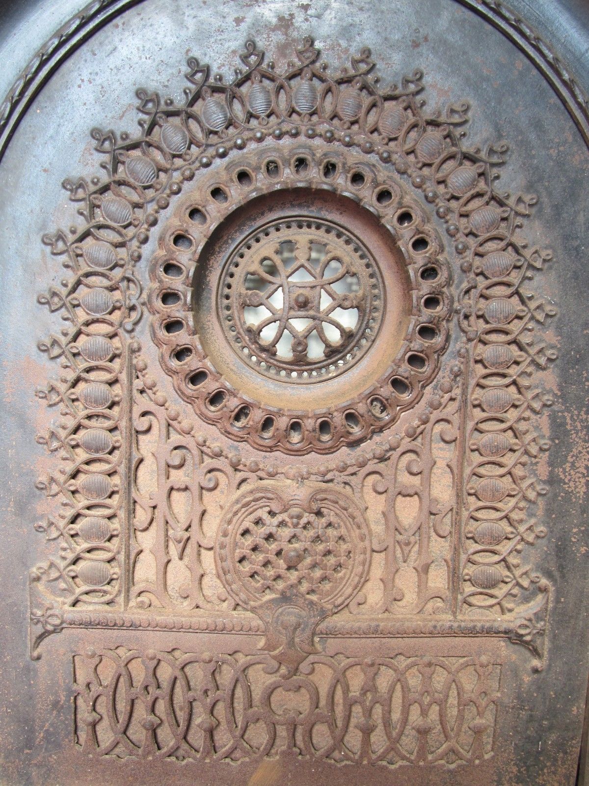 19TH CENTURY CAST IRON FIRE BACK WITH COMPLETE FRAME SYSTEM & ORNATE MOTIFS