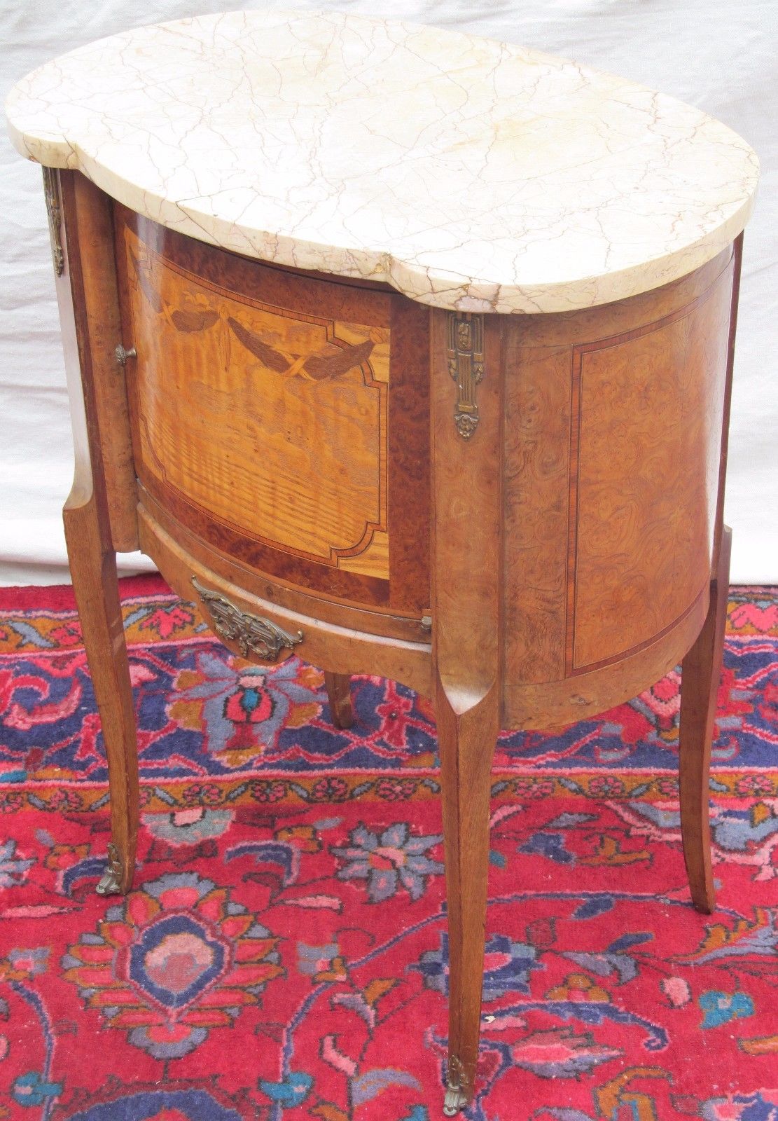 FRENCH LOUIS XV STYLE KIDNEY SHAPED MARBLE TOP NIGHTSTAND WITH DRAPERY INLAY