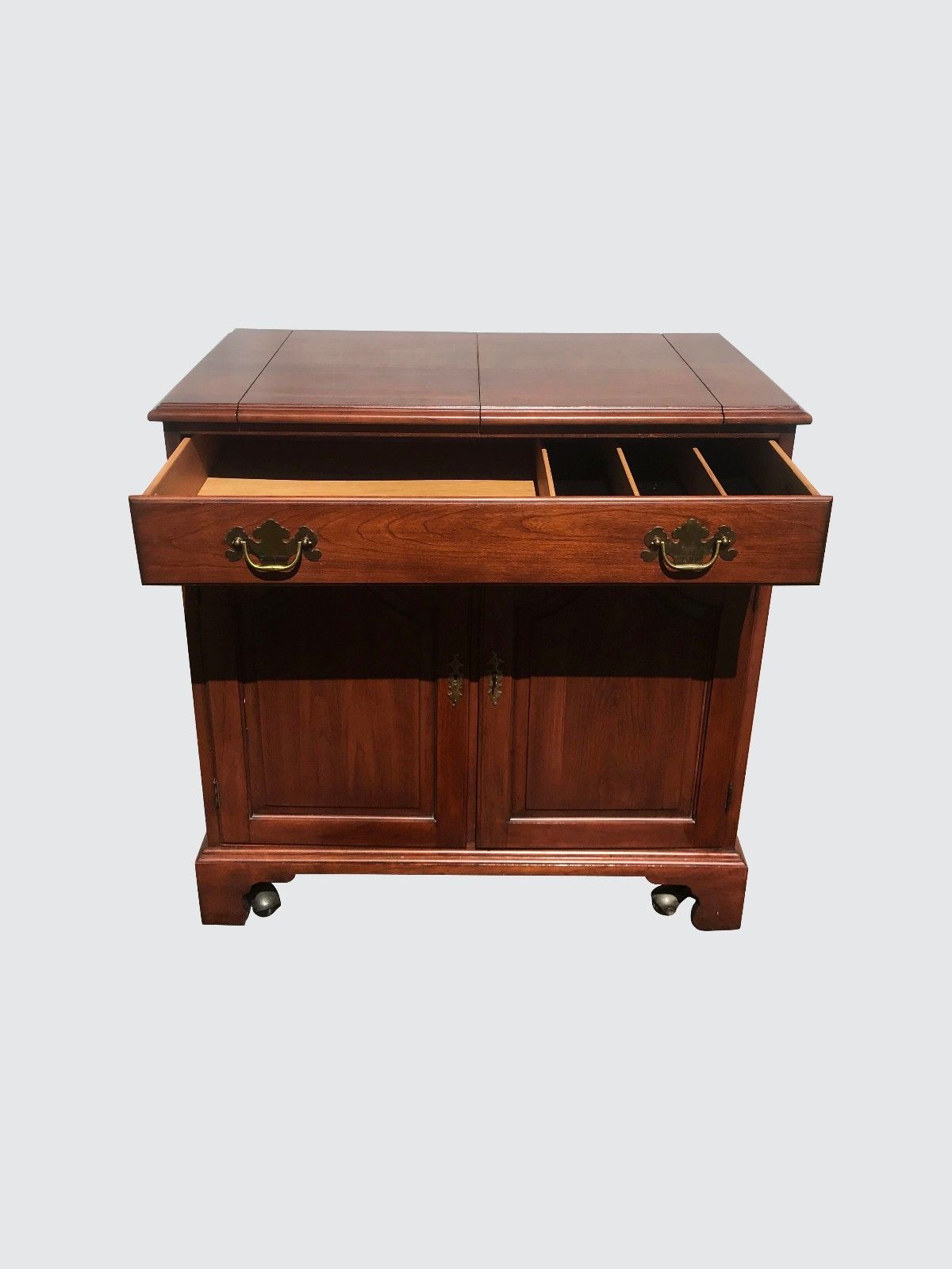 HENKEL & HARRIS MAHOGANY CHIPPENDALE STYLED FLIP TOPS BAR IN GREAT CONDITION