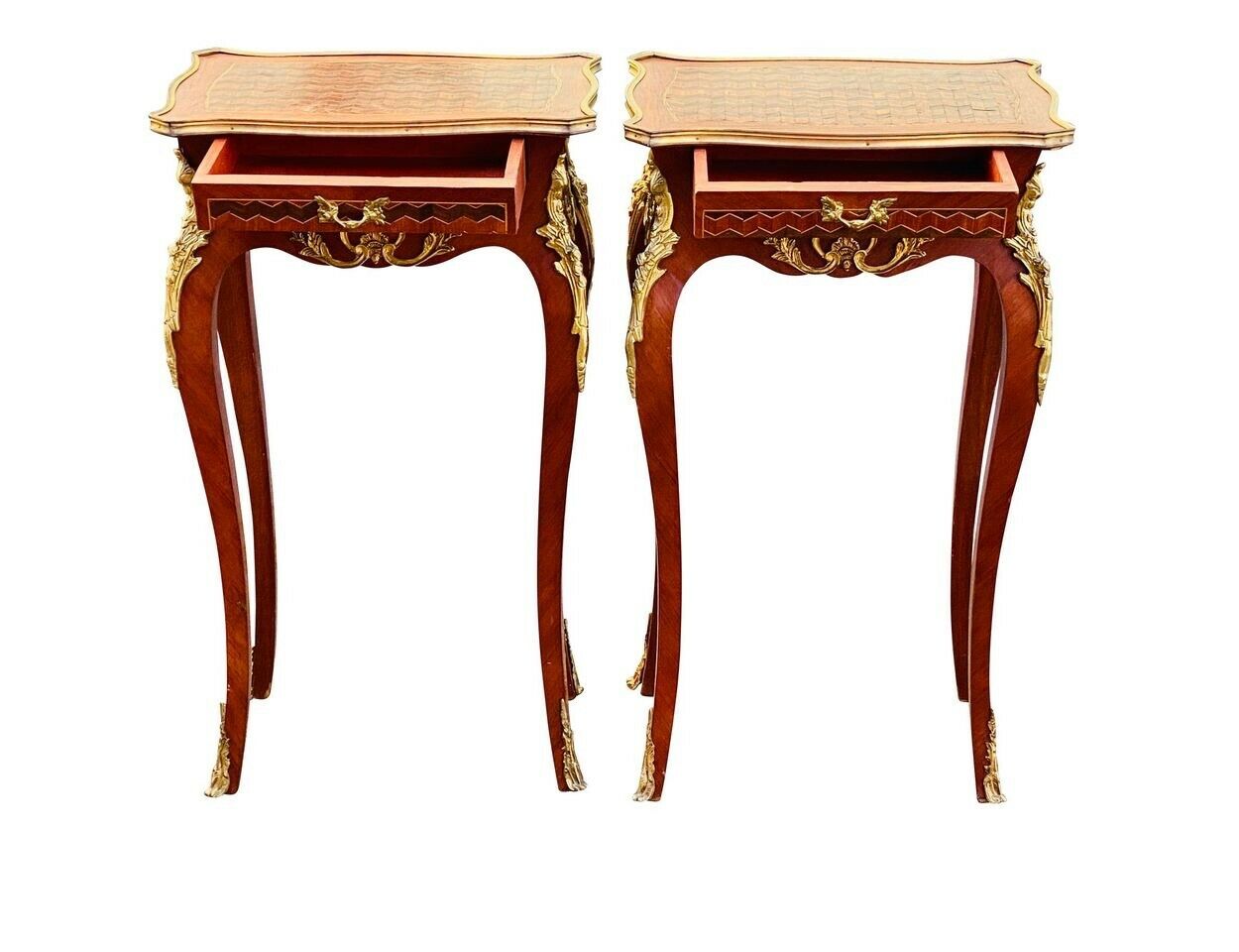 20TH C LOUIS XV ANTIQUE STYLE PAIR OF FRENCH PARQUETRY NIGHT STANDS / END TABLES