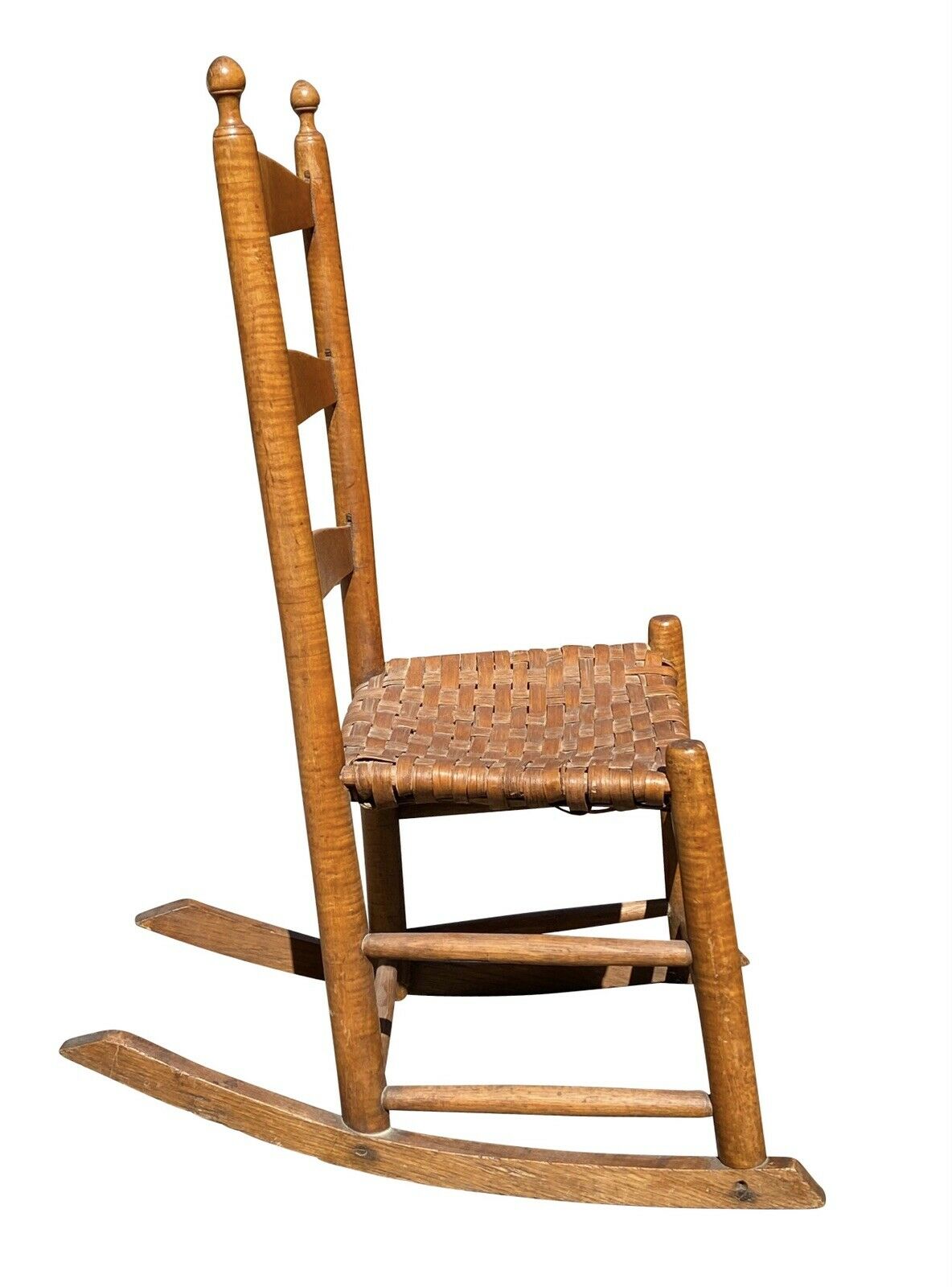 18TH C ANTIQUE QUEEN ANNE TIGER MAPLE LADDER BACK ROCKING CHAIR W SPLINT SEAT
