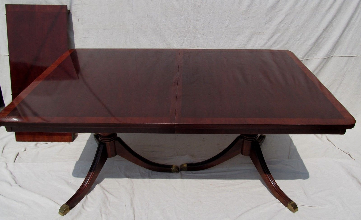 FEDERAL STYLE MAHOGANY CROSS BANDED INLAID DINING ROOM TABLE WITH SINGLE LEAF