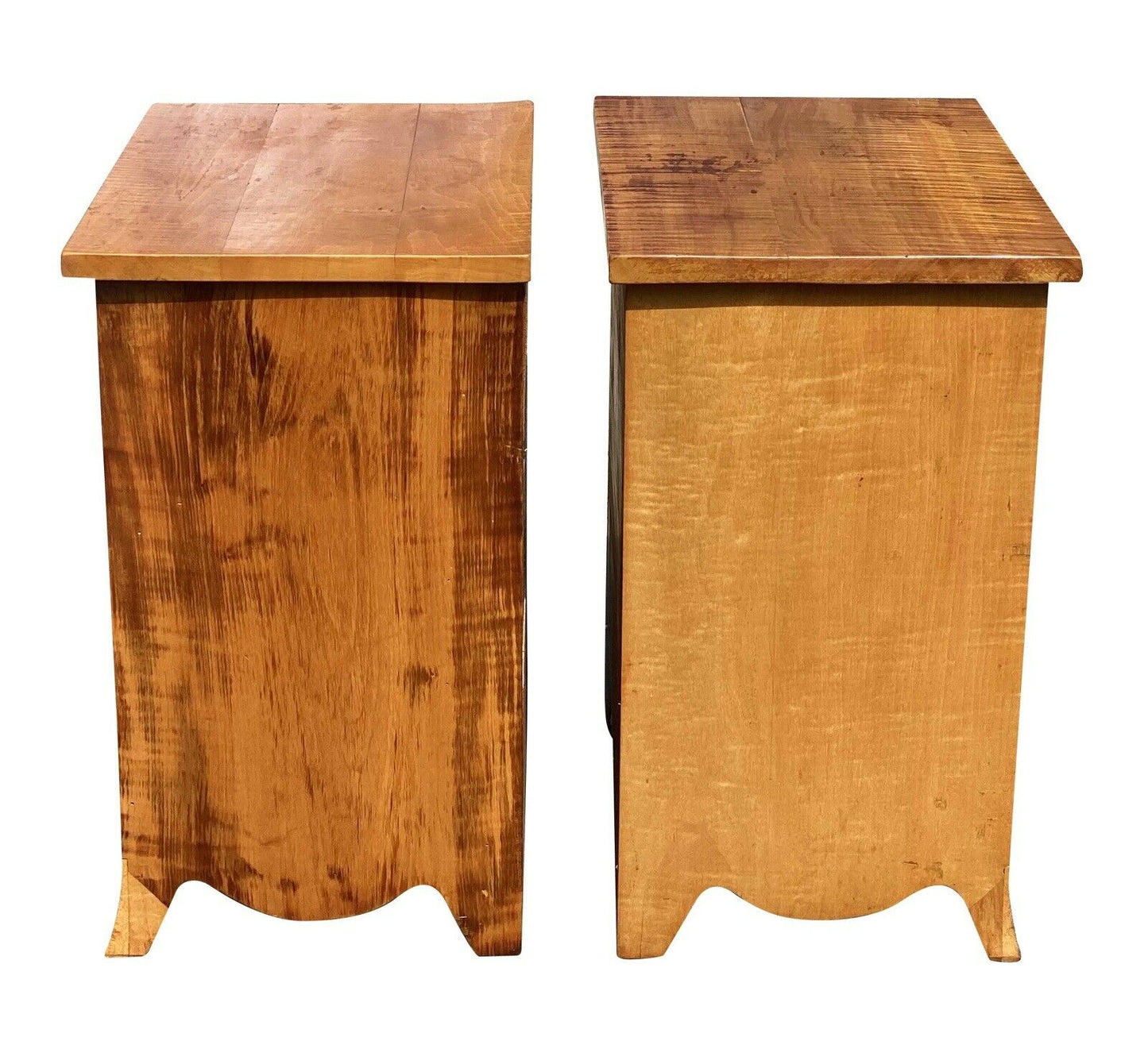 20TH C PAIR OF ANTIQUE STYLE TIGER MAPLE 4 DRAWER BACHELOR CHESTS / NIGHTSTANDS