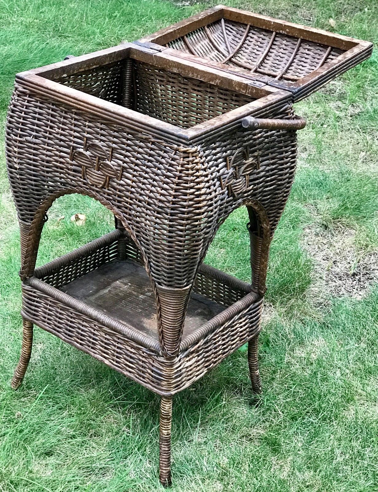 ANTIQUE EARLY 20TH C ARTS & CRAFTS HEYWOOD WAKEFIELD WICKER SEWING STAND