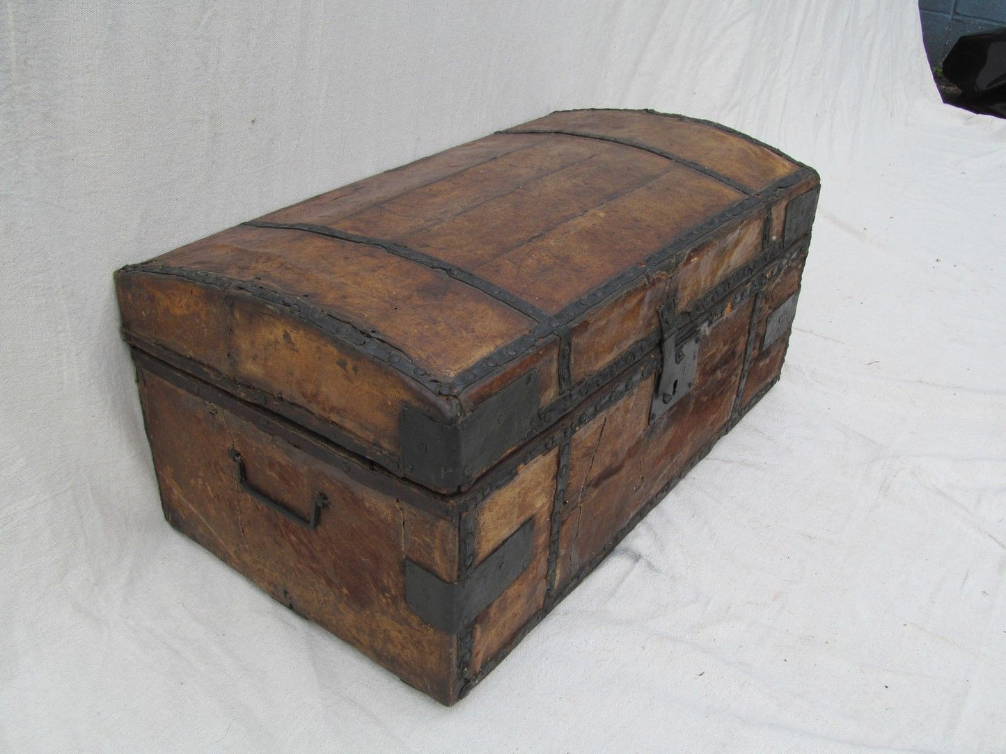 EARLY 19TH CENTURY LEATHER & HYDE COVERED STAGECOACH TRUNK