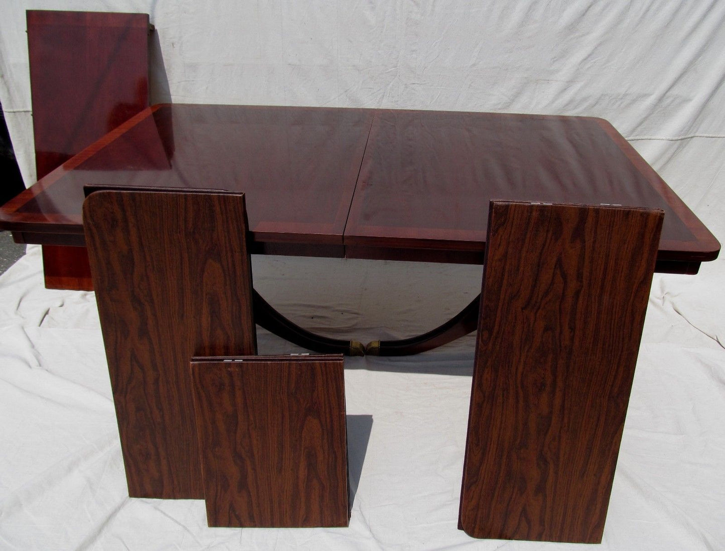 FEDERAL STYLE MAHOGANY CROSS BANDED INLAID DINING ROOM TABLE WITH SINGLE LEAF