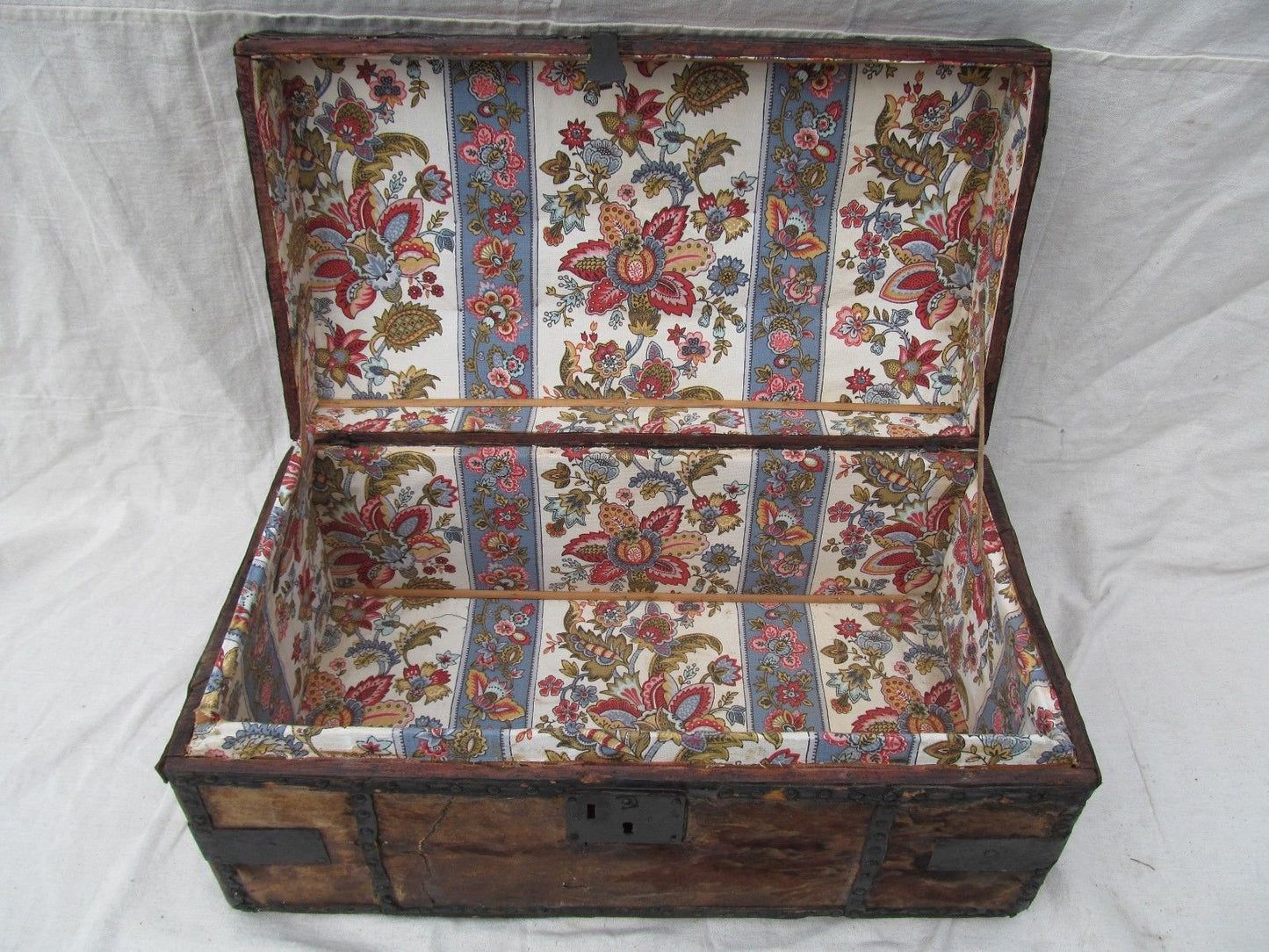 EARLY 19TH CENTURY LEATHER & HYDE COVERED STAGECOACH TRUNK