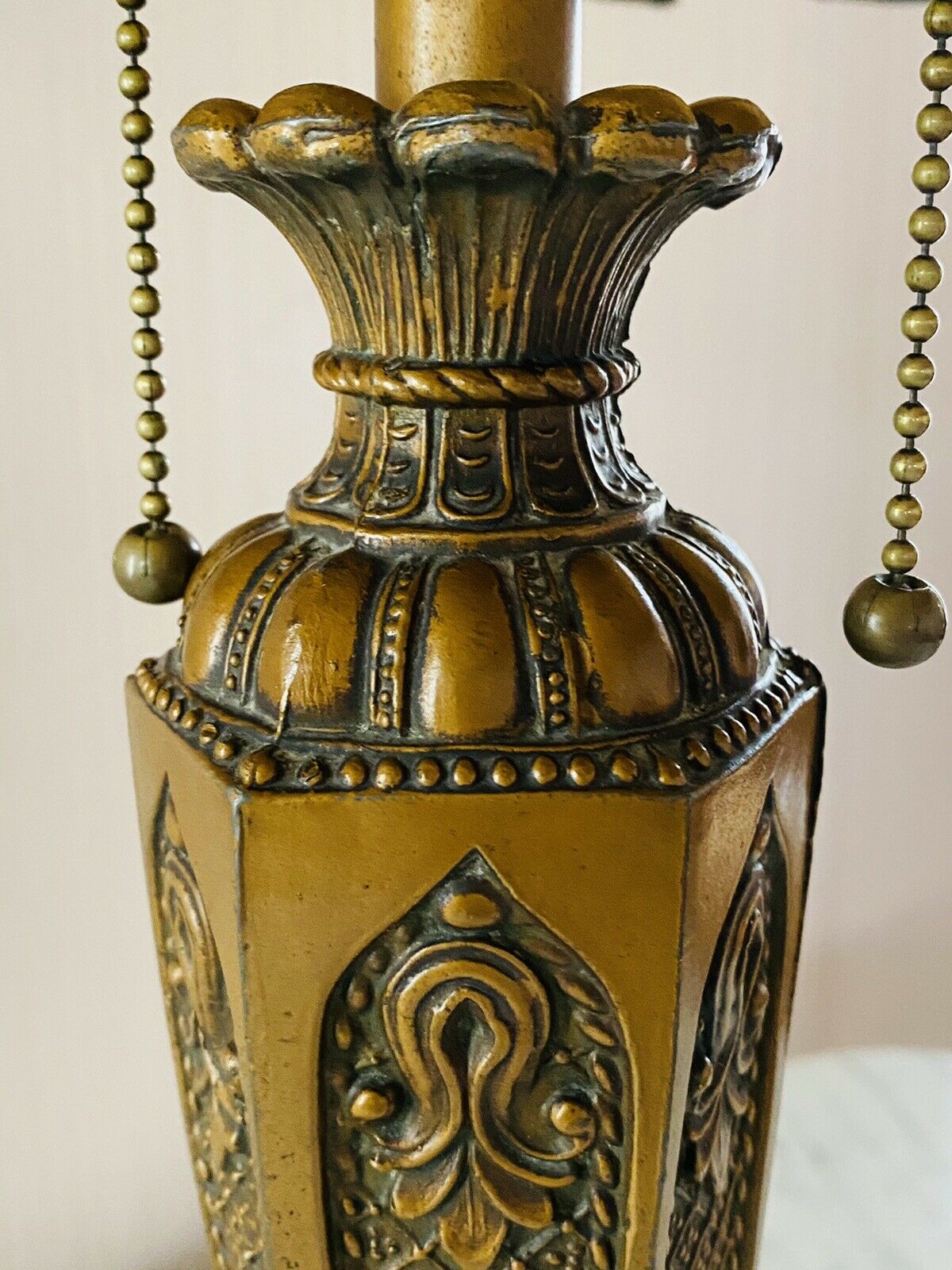 20TH C ANTIQUE ARTS & CRAFTS / ART NOUVEAU 8 PANEL CARAMEL SLAG GLASS LAMP
