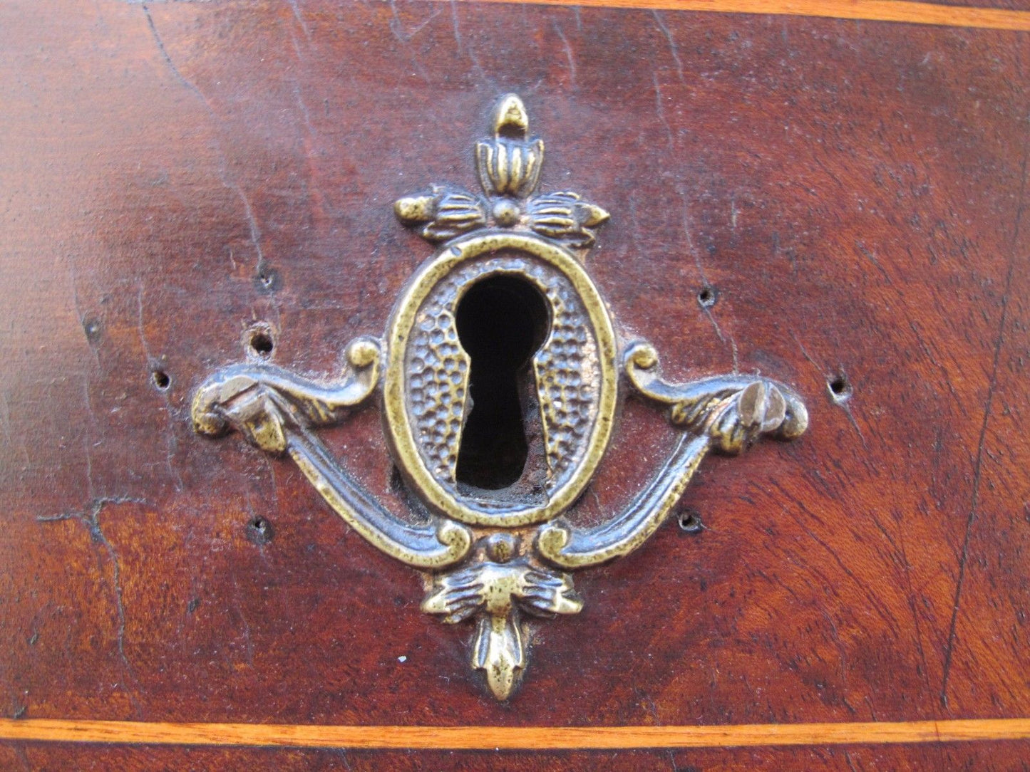 EARLY 19TH CENTURY REGENCY CONCH SHELL INLAID MAHOGANY SEWING TABLE
