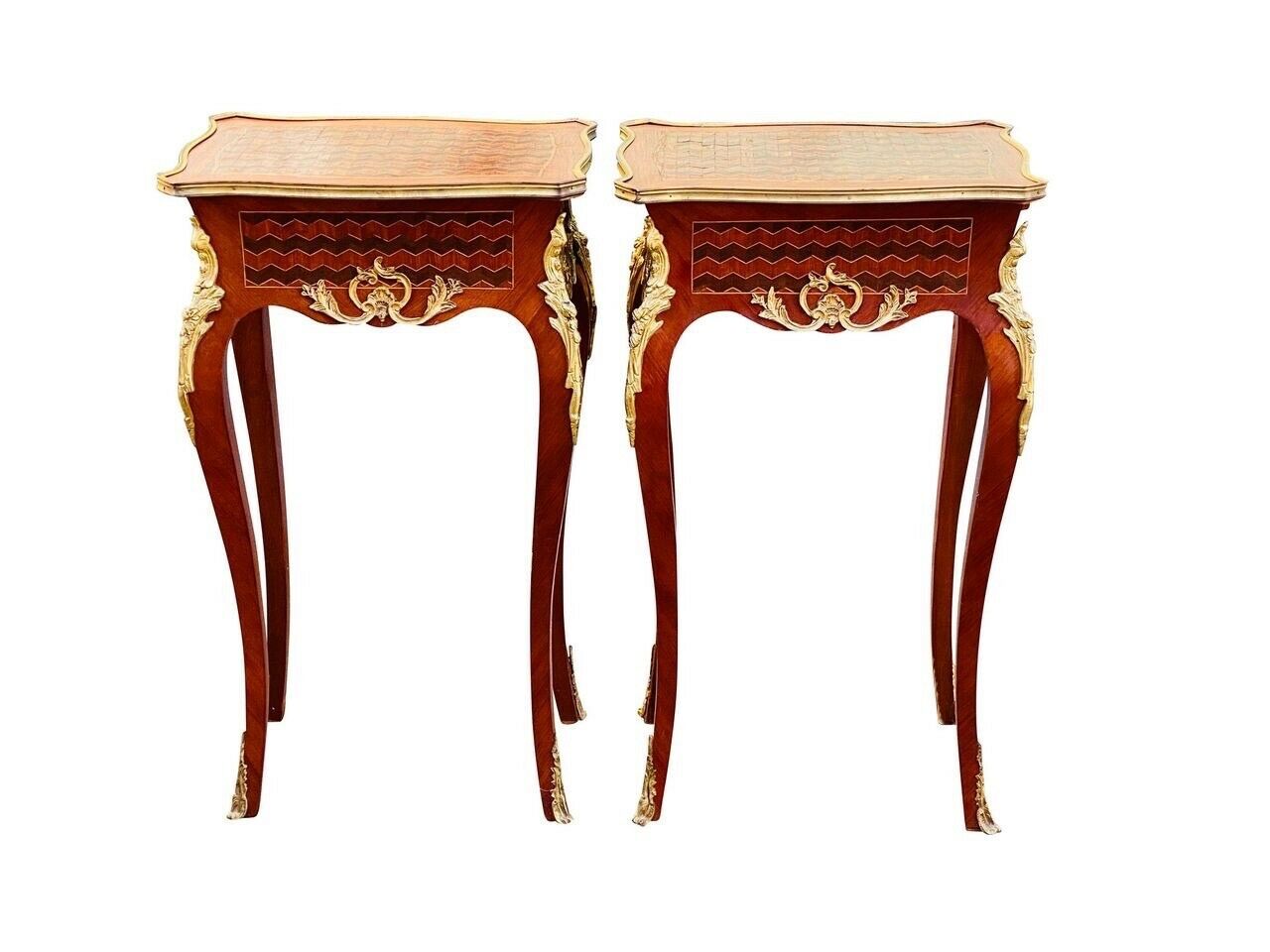 20TH C LOUIS XV ANTIQUE STYLE PAIR OF FRENCH PARQUETRY NIGHT STANDS / END TABLES