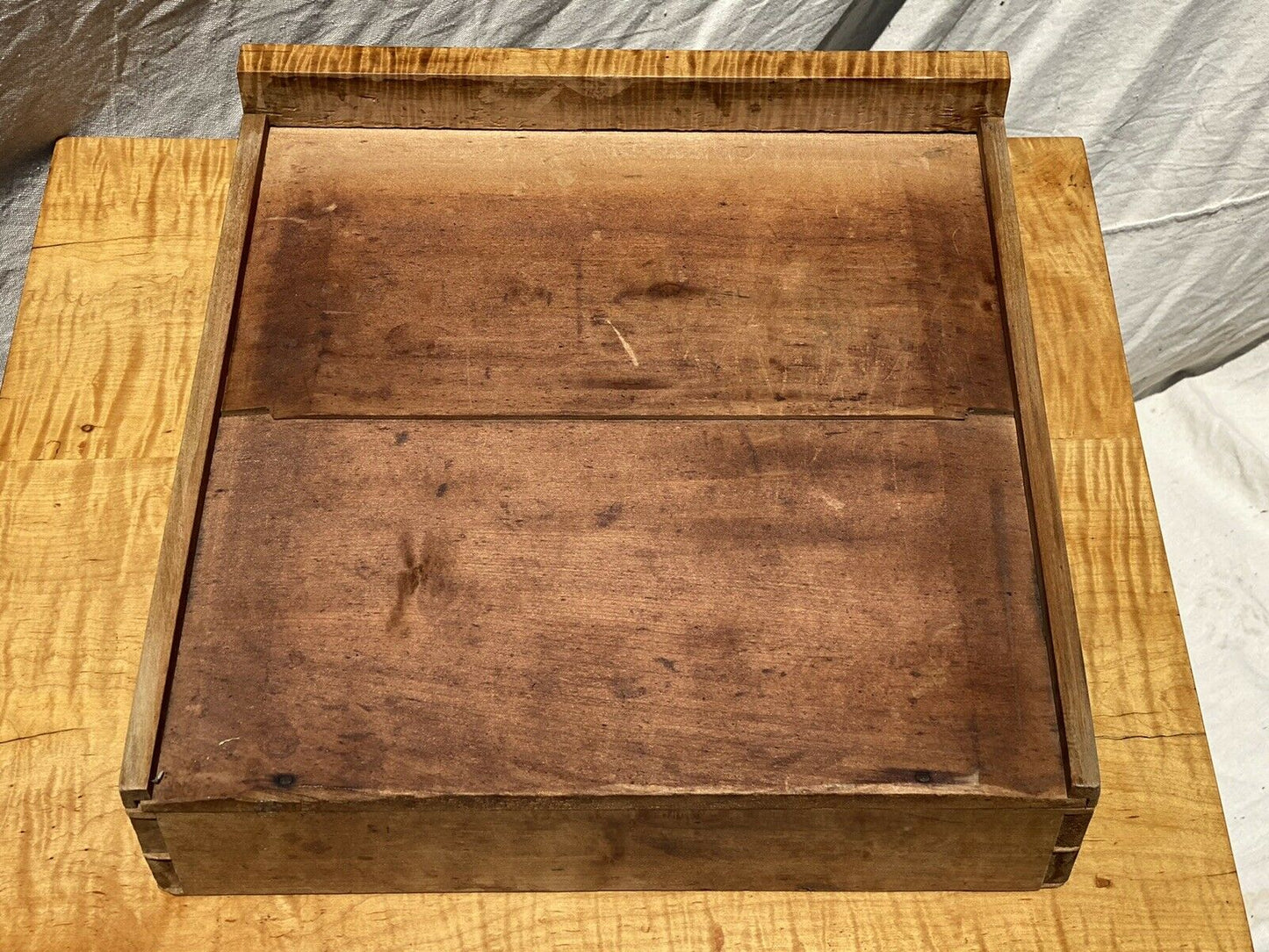 19TH C ANTIQUE AMERICAN TIGER MAPLE SHERATON WORK TABLE / NIGHT STAND