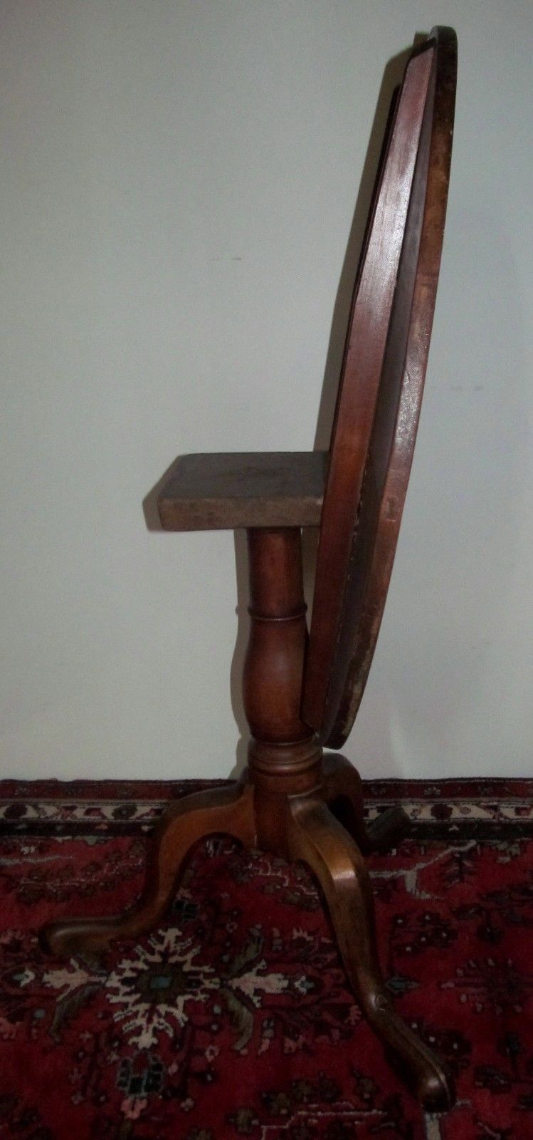 18TH CENTURY QUEEN ANNE SYCAMORE & MAPLE TILTING TEA TABLE W/TENDRIL CARVED LEGS