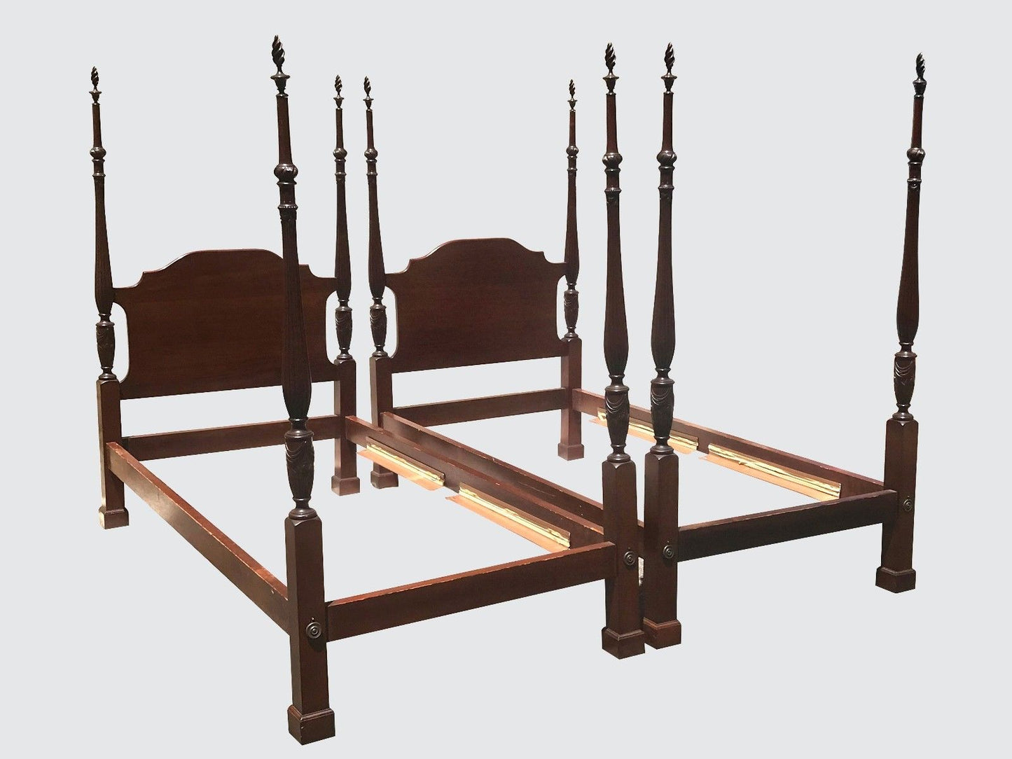 WONDERFUL PAIR OF CENTENNIAL FEDERAL STYLE MAHOGANY PLANTATION STYLE CUSTOM BEDS