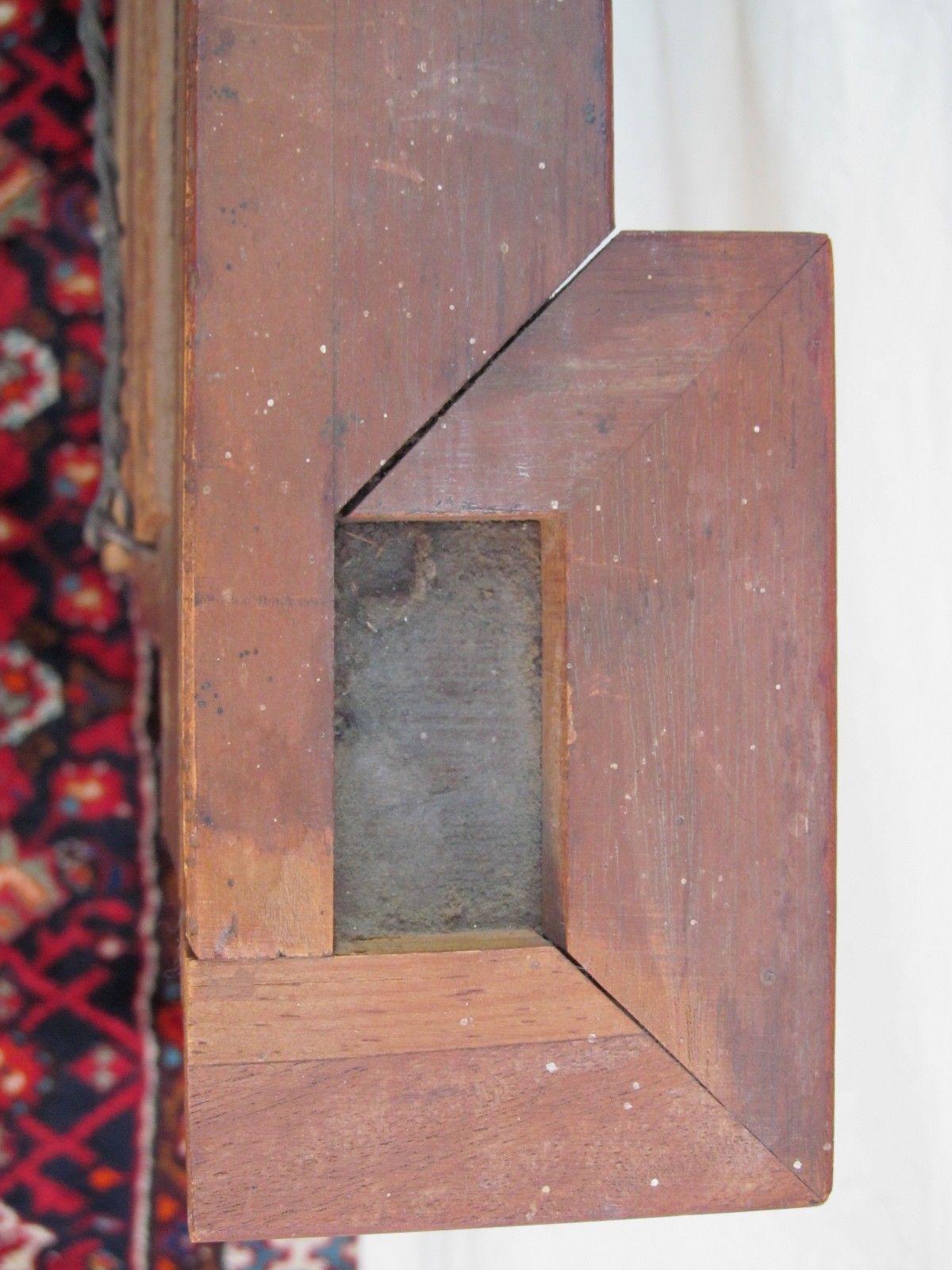 FEDERAL PERIOD REVERSE PAINTED DECORATIVE MIRROR IN CARVED MAHOGANY FRAME