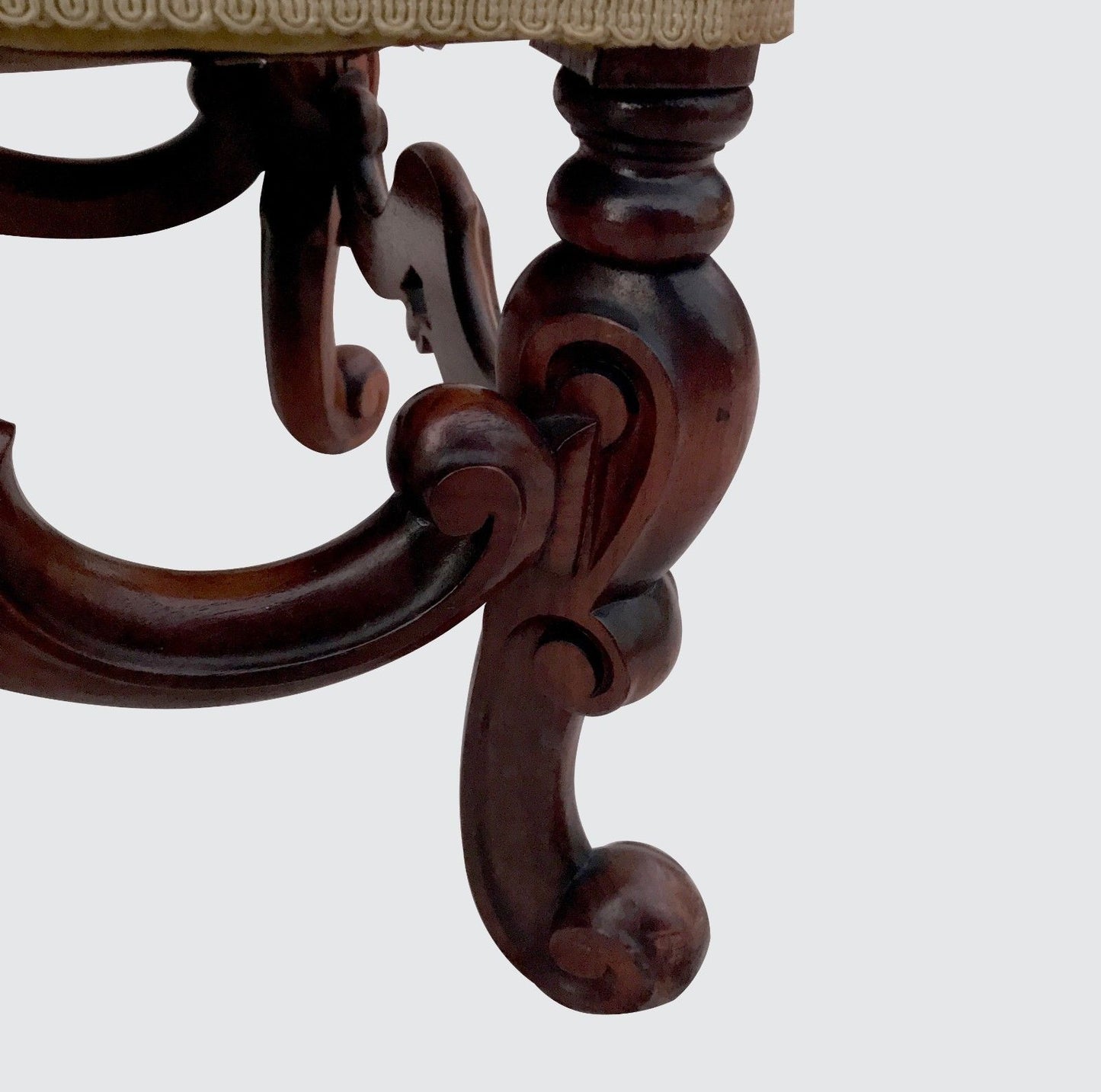 UNIQUE WILLIAM & MARY STYLED LARGE END OF BED BENCH WITH HEART & CROWN STRETCHER