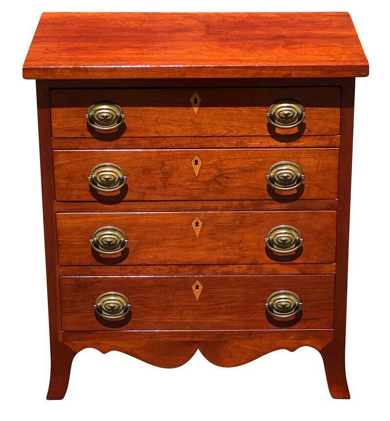 20TH C HEPPLEWHITE ANTIQUE STYLE CHERRY BACHELORS CHEST / NIGHTSTAND