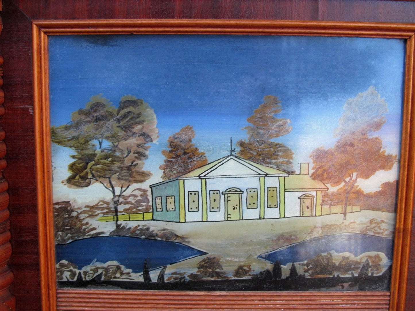 FEDERAL PERIOD REVERSE PAINTED DECORATIVE MIRROR IN CARVED MAHOGANY FRAME