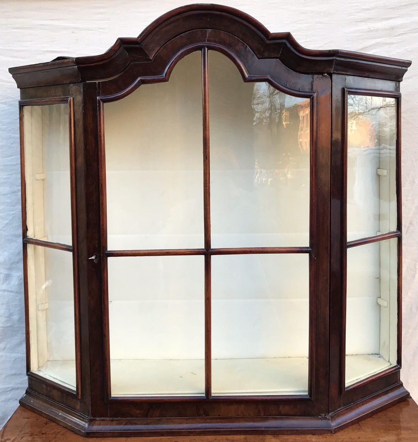 18TH CENTURY WILLIAM & MARY PERIOD WALL CABINET VITRINE W/TOMBSTONE BONNET