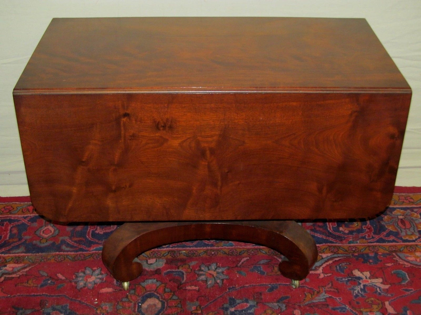 EXCEPTIONAL EMPIRE MAHOGANY BREAKFAST TABLE ON FINELY FORMED OGEE BASE