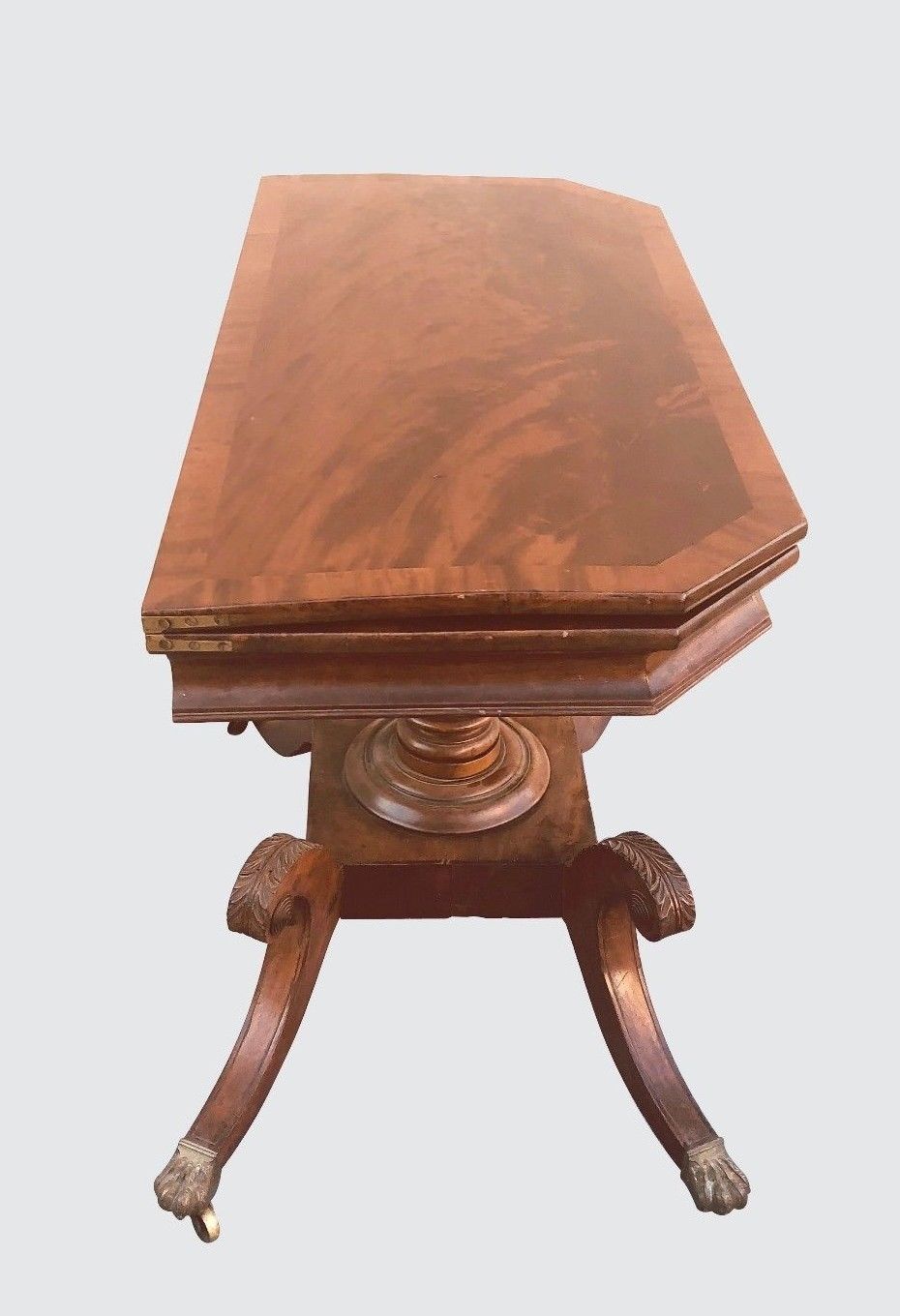 EARLY 19TH CENTURY CLASSICAL CROSS BANDED INLAID PHILADELPHIA CARVED GAME TABLE