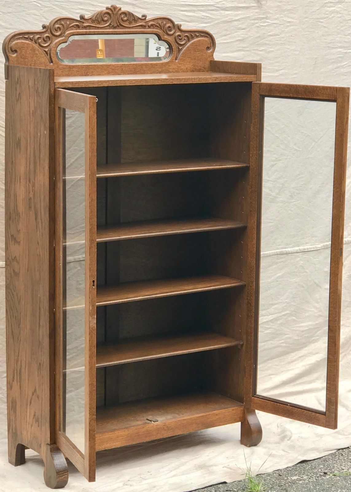 19TH C. VICTORIAN GOLDEN OAK BOOKCASE WITH MIRRORED AND CARVED GALLERY.