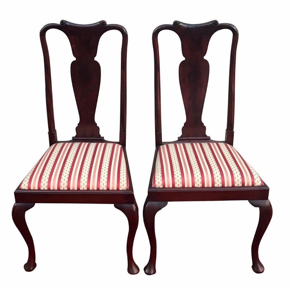 PAIR OF QUEEN ANNE STYLE MAHOGANY SIDE CHAIRS WITH GRACEFUL PAD FEET