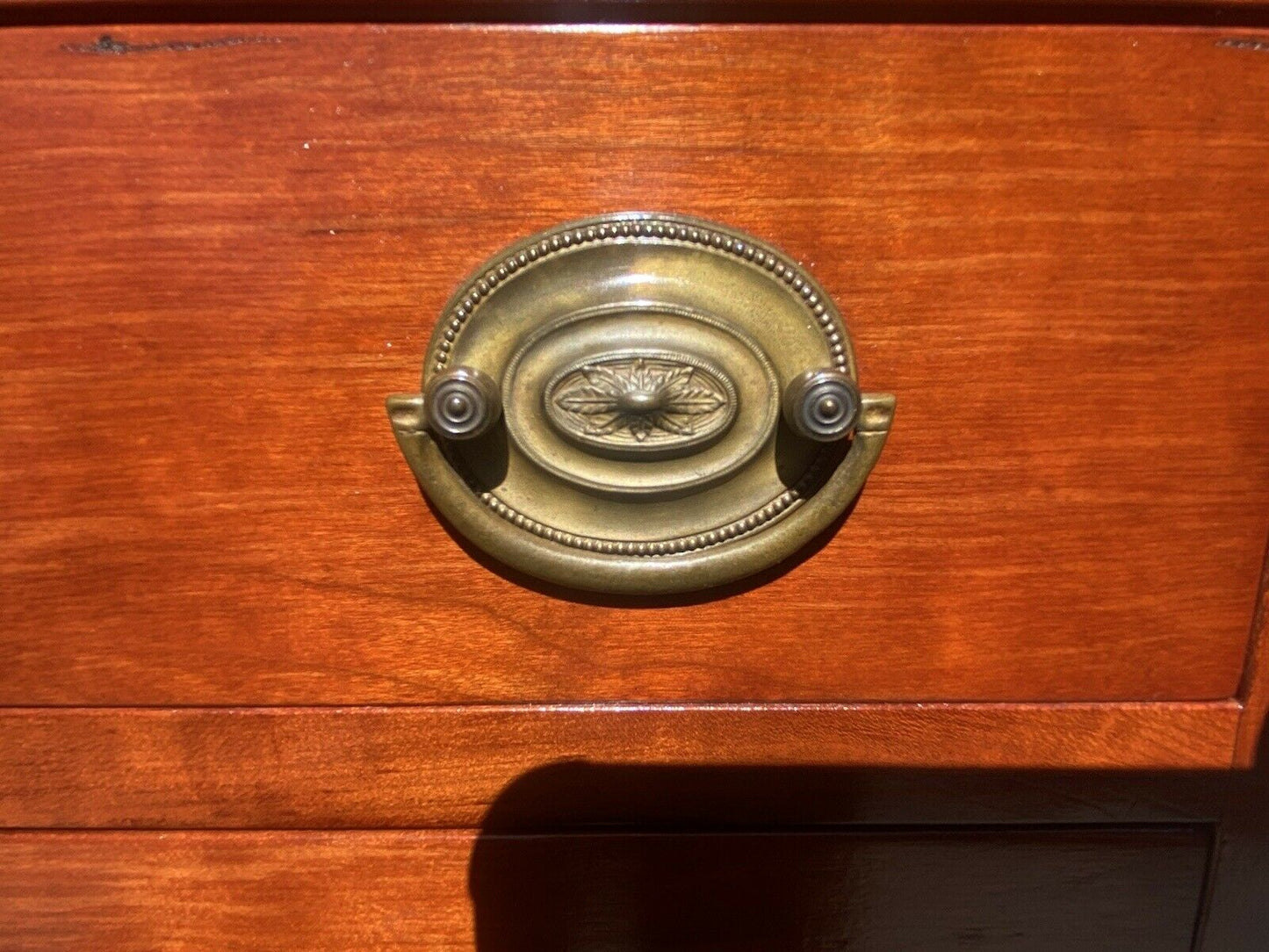 20TH C HEPPLEWHITE ANTIQUE STYLE CHERRY BACHELORS CHEST / NIGHTSTAND