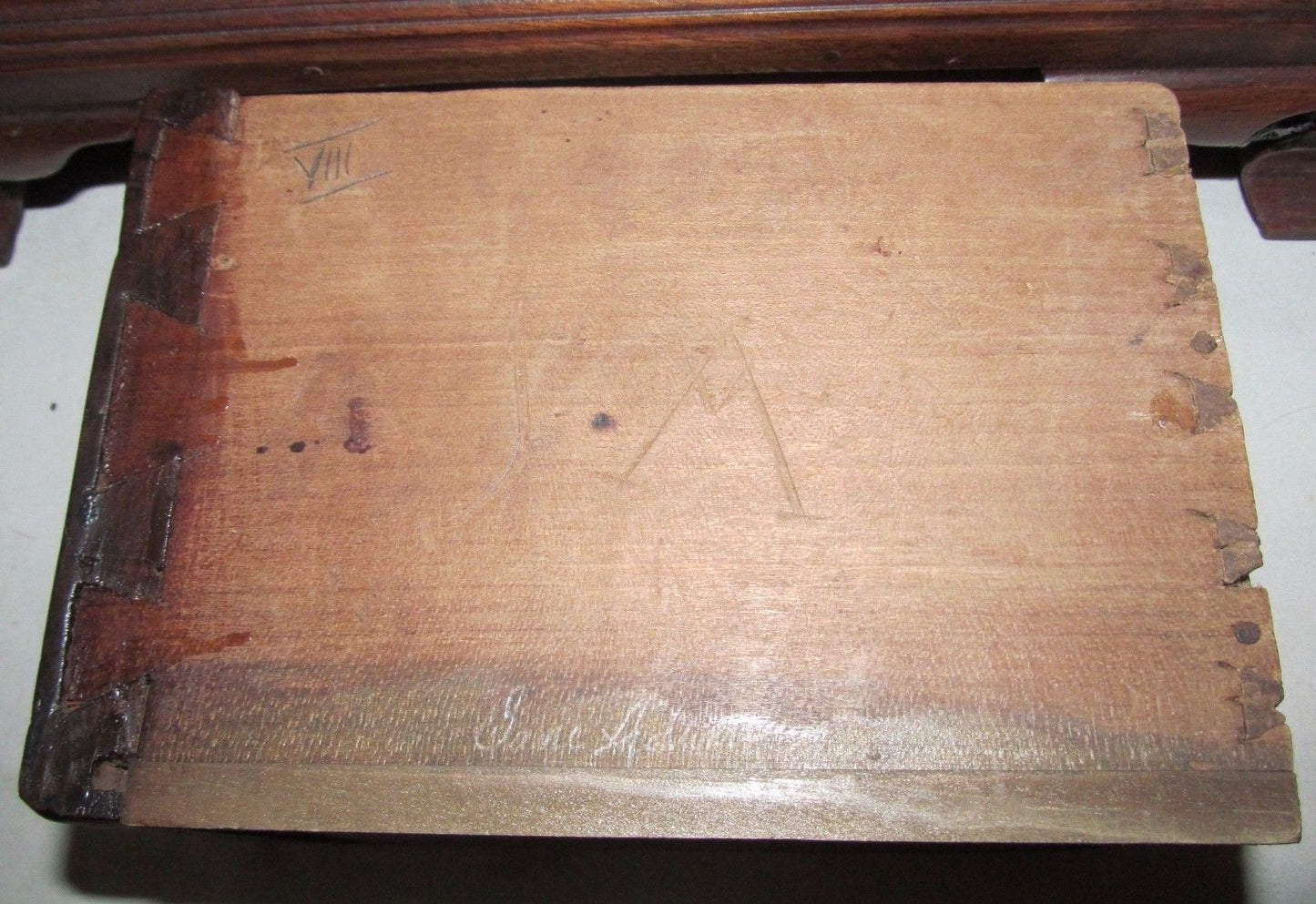 IMPORTANT 18TH CENTURY QUEEN ANNE PERIOD WALNUT SPICE CHEST WITH TOMBSTONE DOOR