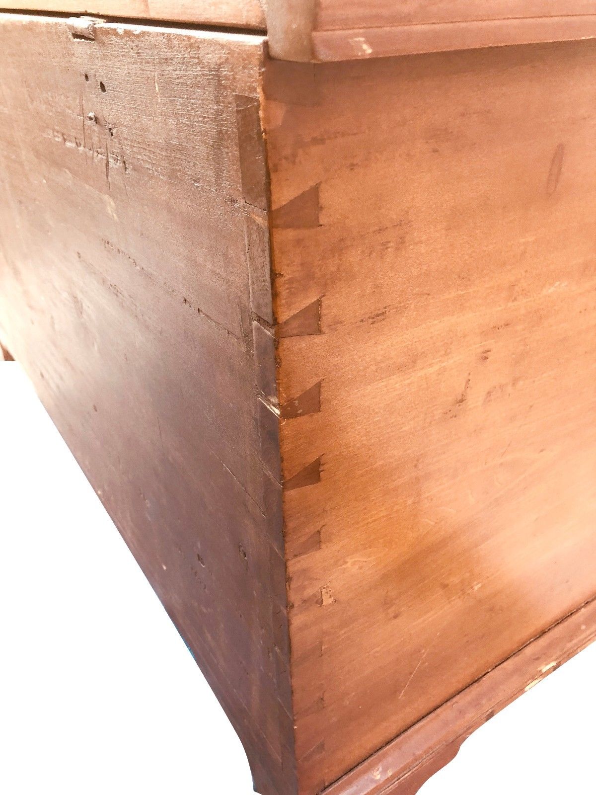 18TH CENTURY QUEEN ANNE PENNSYLVANIA BRACKET CHEST ON BRACKET FEET
