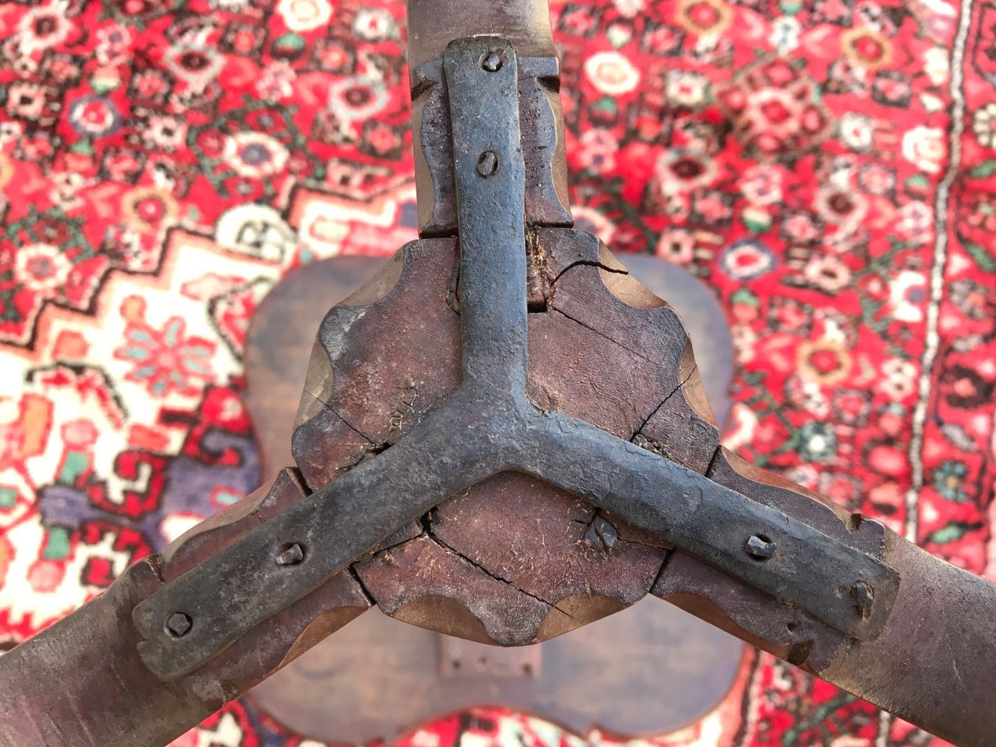 18TH CENTURY QUEEN ANNE PERIOD SPIDER LEG PORRINGER TOP CANDLESTAND
