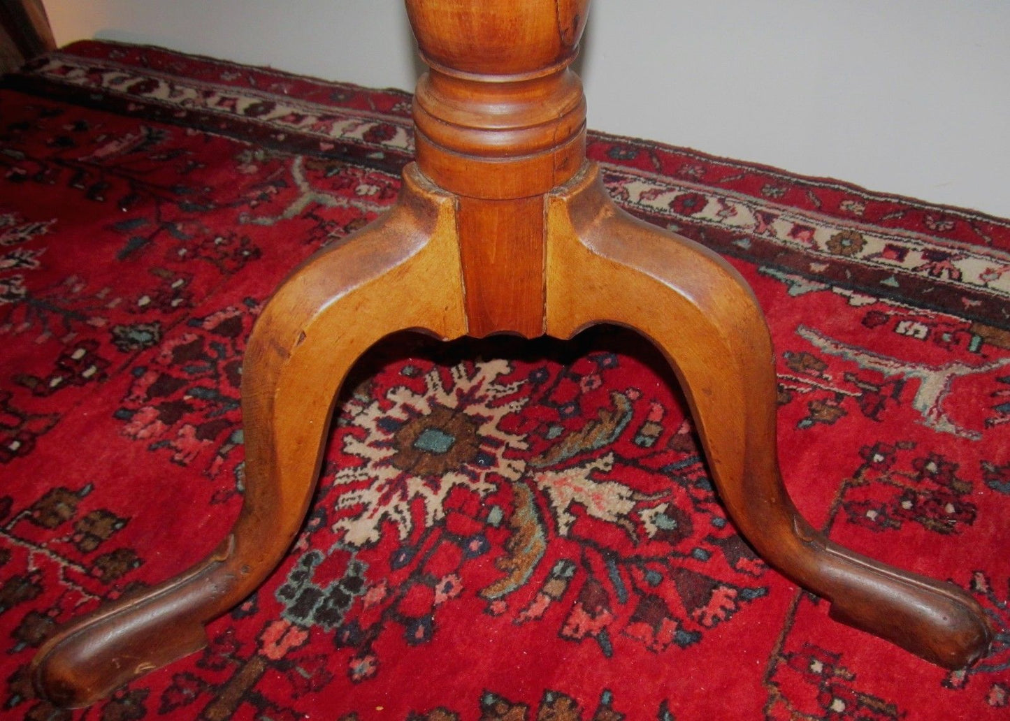 18TH CENTURY QUEEN ANNE SYCAMORE & MAPLE TILTING TEA TABLE W/TENDRIL CARVED LEGS