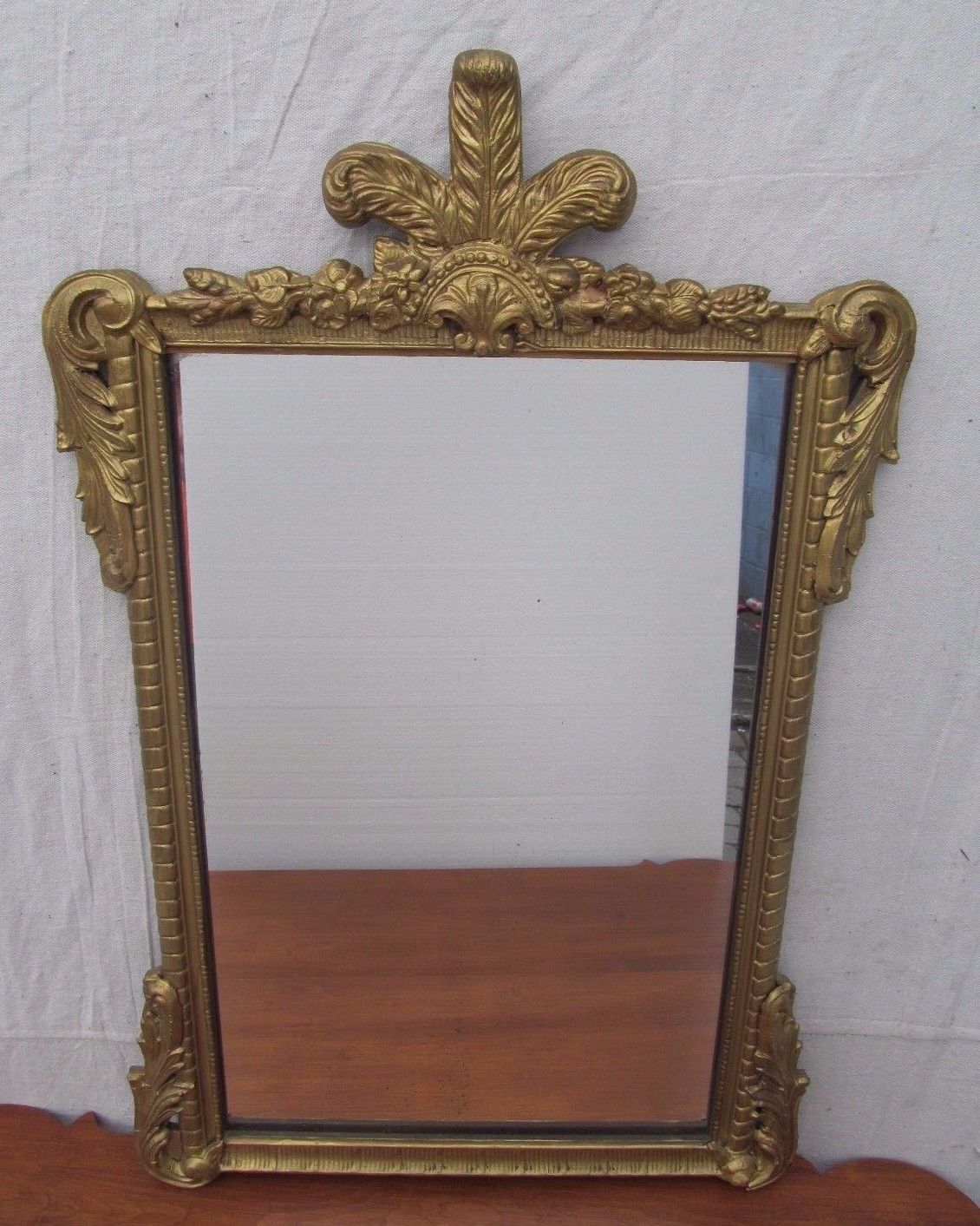 EARLY 19TH CENTURY SHERATON GILDED PRINCE OF WHALES MIRROR