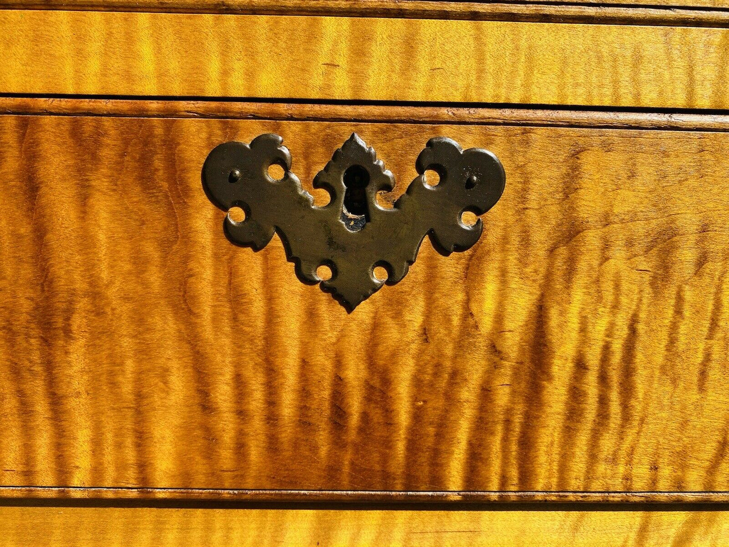 20TH C CHIPPENDALE ANTIQUE STYLE TIGER MAPLE 6 DRAWER TV CABINET / LINEN PRESS