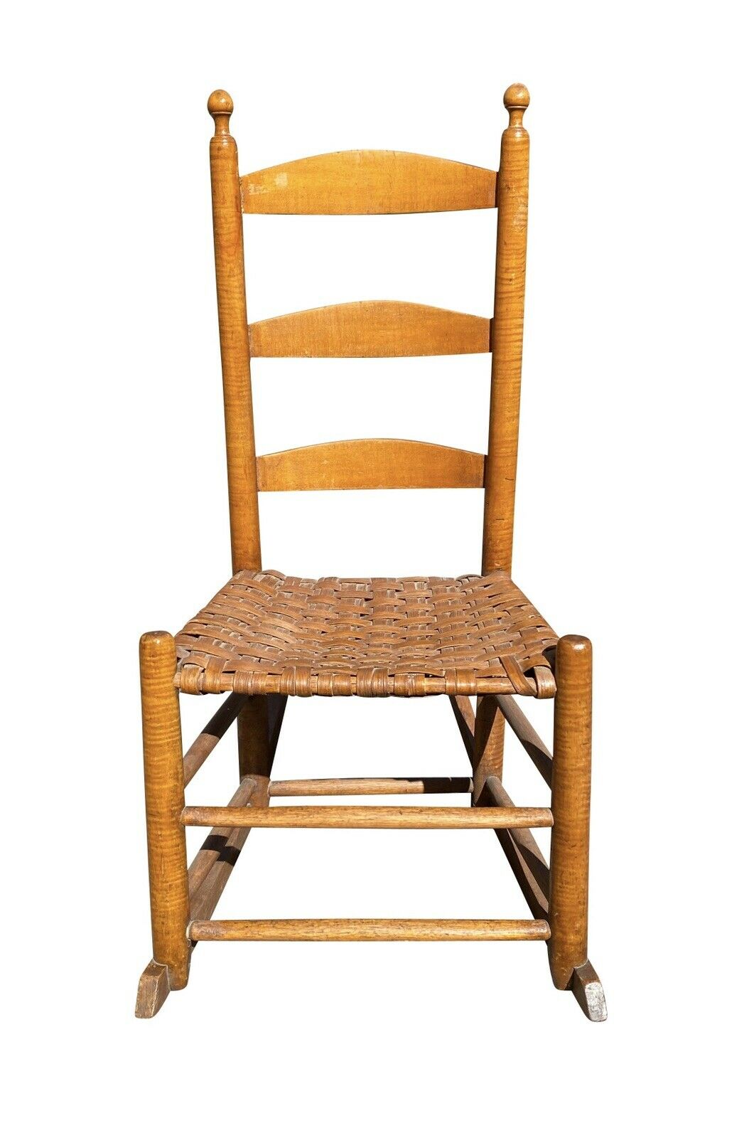 18TH C ANTIQUE QUEEN ANNE TIGER MAPLE LADDER BACK ROCKING CHAIR W SPLINT SEAT