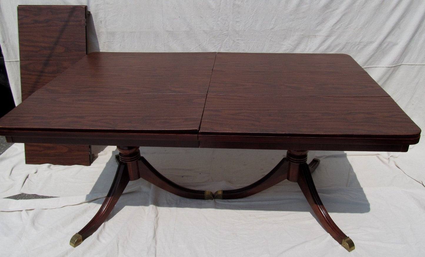 FEDERAL STYLE MAHOGANY CROSS BANDED INLAID DINING ROOM TABLE WITH SINGLE LEAF