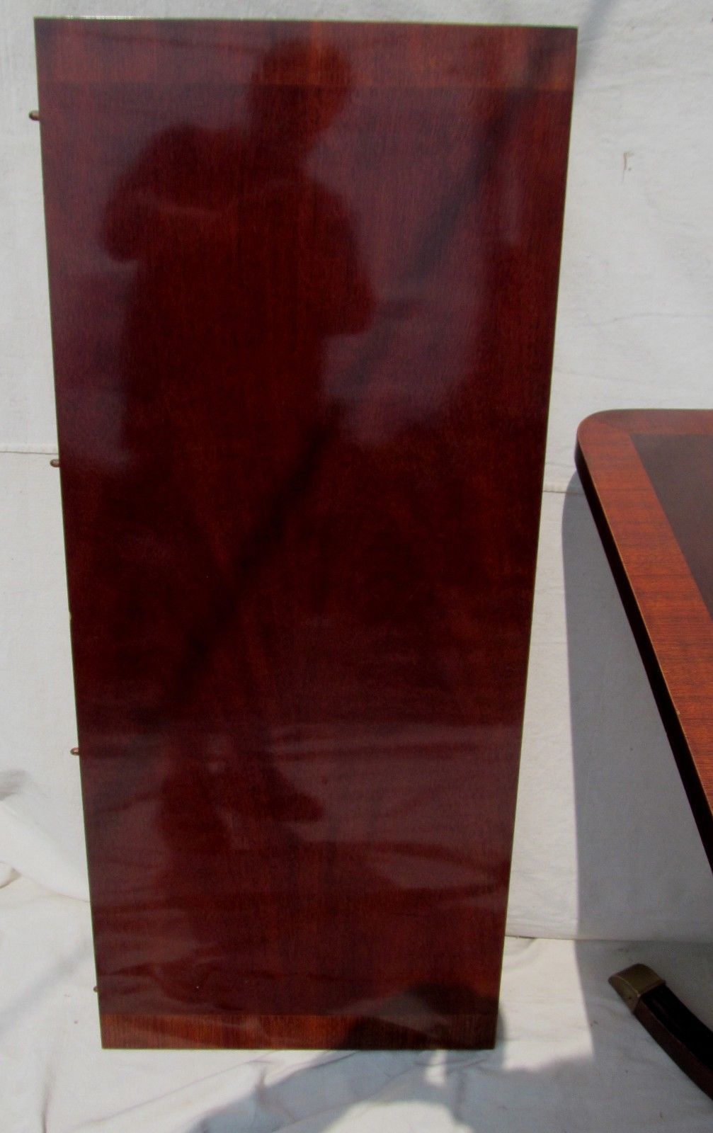 FEDERAL STYLE MAHOGANY CROSS BANDED INLAID DINING ROOM TABLE WITH SINGLE LEAF