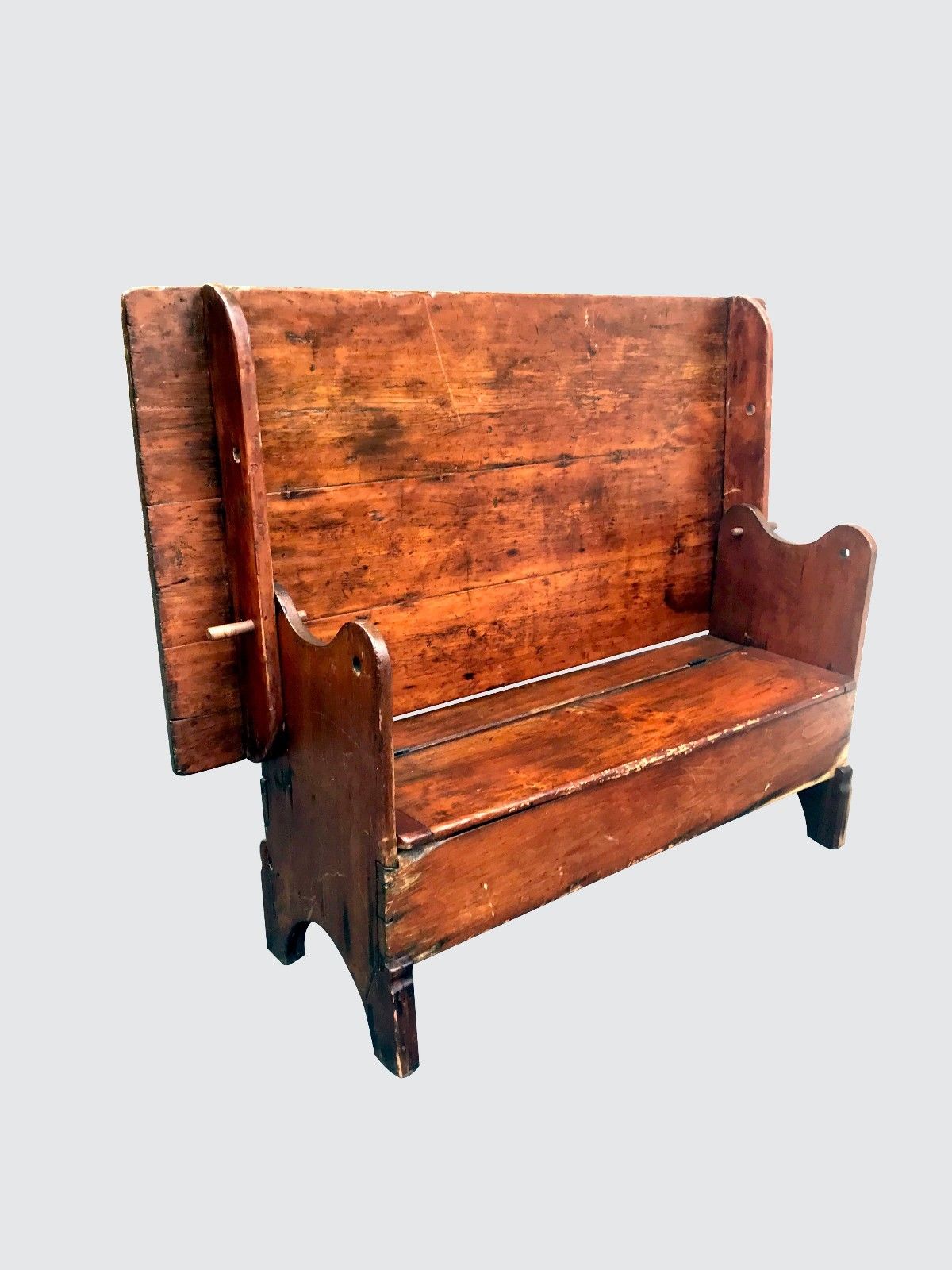 EARLY 19TH CENTURY NEW ENGLAND PRIMITIVE PUMPKIN PINE HUTCH TABLE WITH SEAT BOX