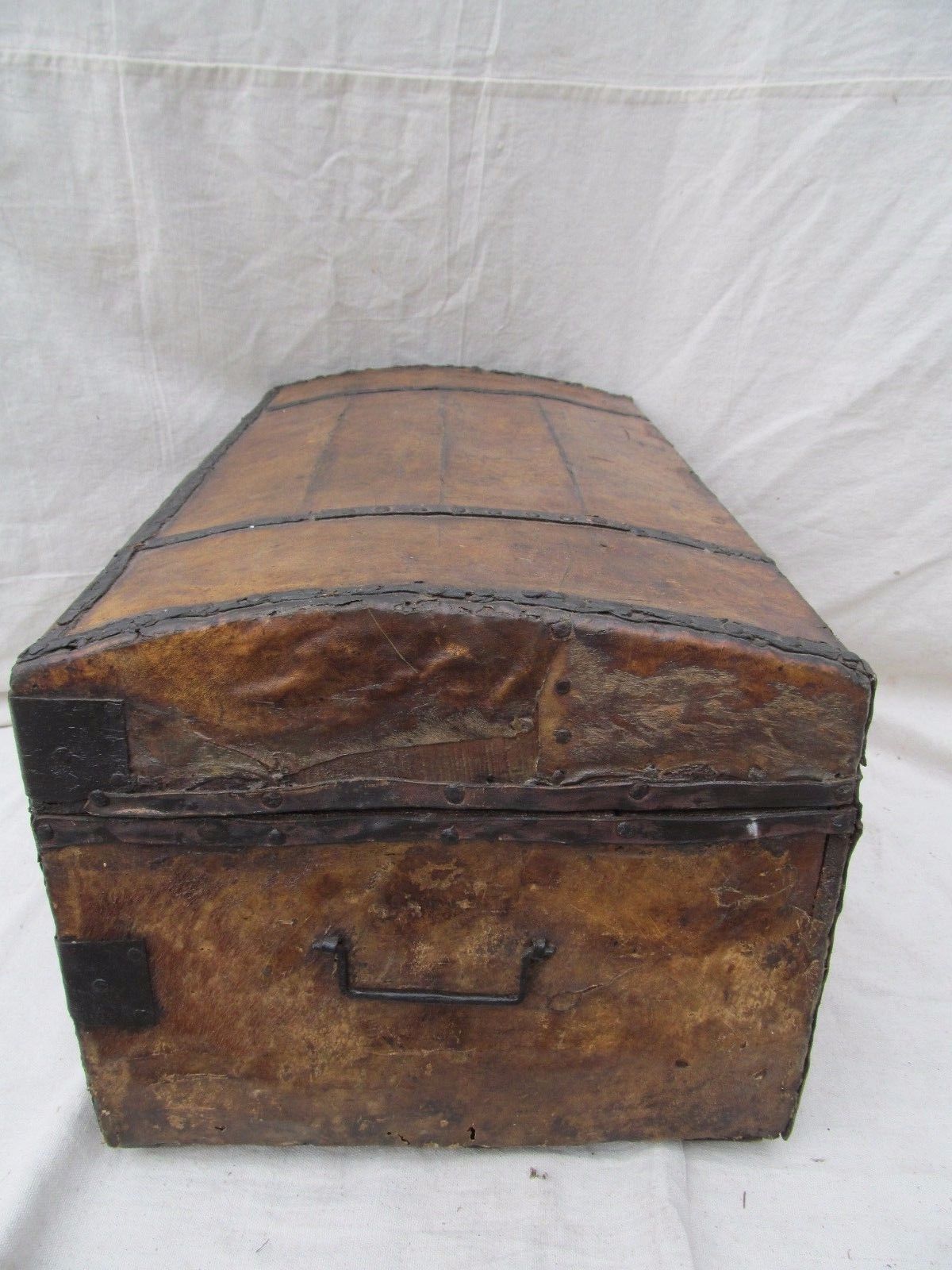 EARLY 19TH CENTURY LEATHER & HYDE COVERED STAGECOACH TRUNK