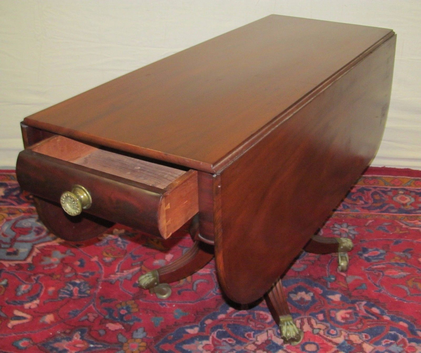 EARLY 19TH CENTURY LATE FEDERAL SOLID BOOKMATCHED MAHOGANY BREAKFAST TABLE
